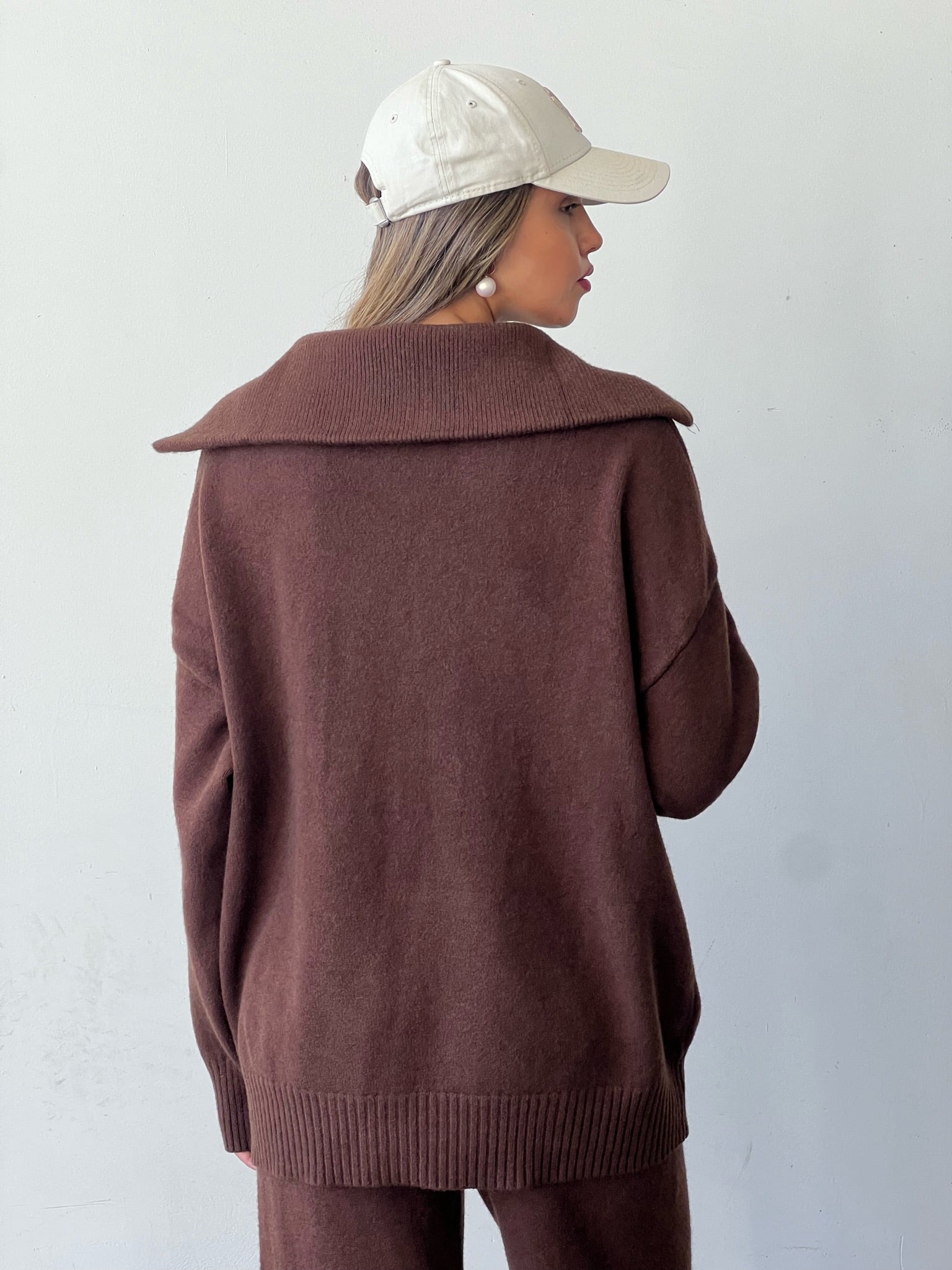 חליפת סריג היילי חום