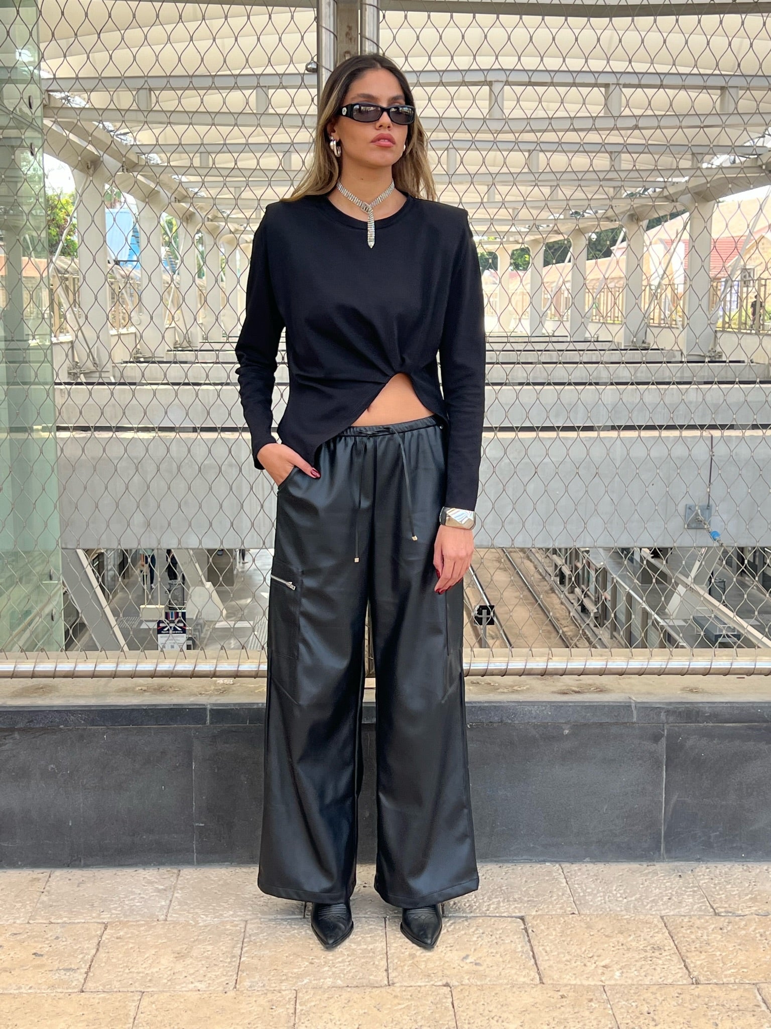 מכנס יהלי דמוי עור שחור