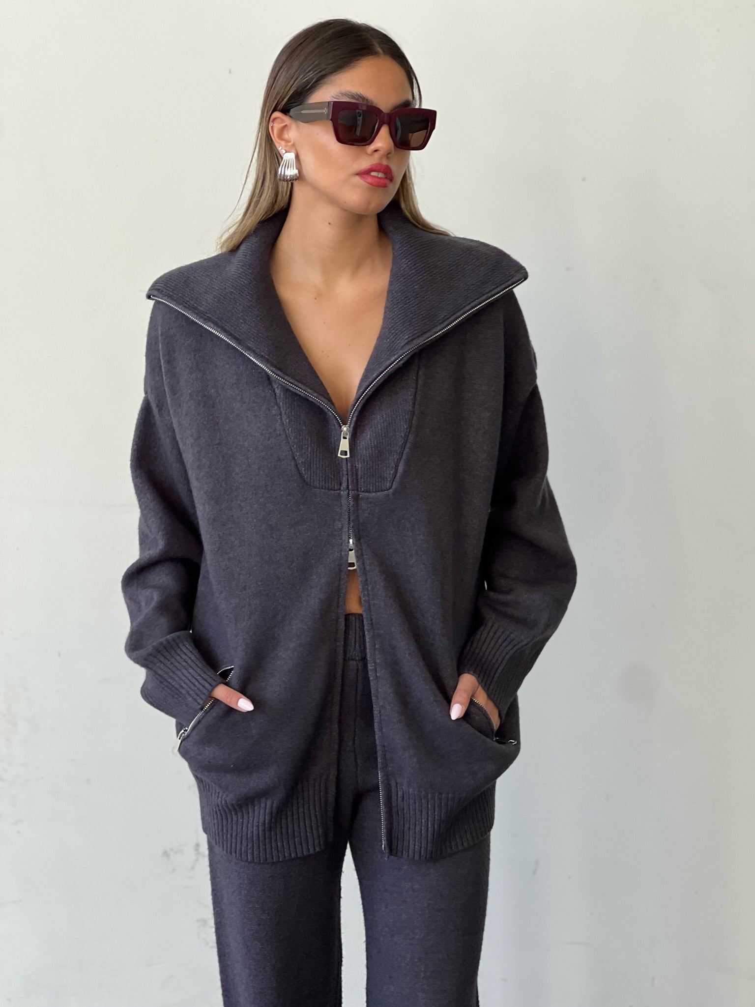 חליפת סריג היילי אפור כהה