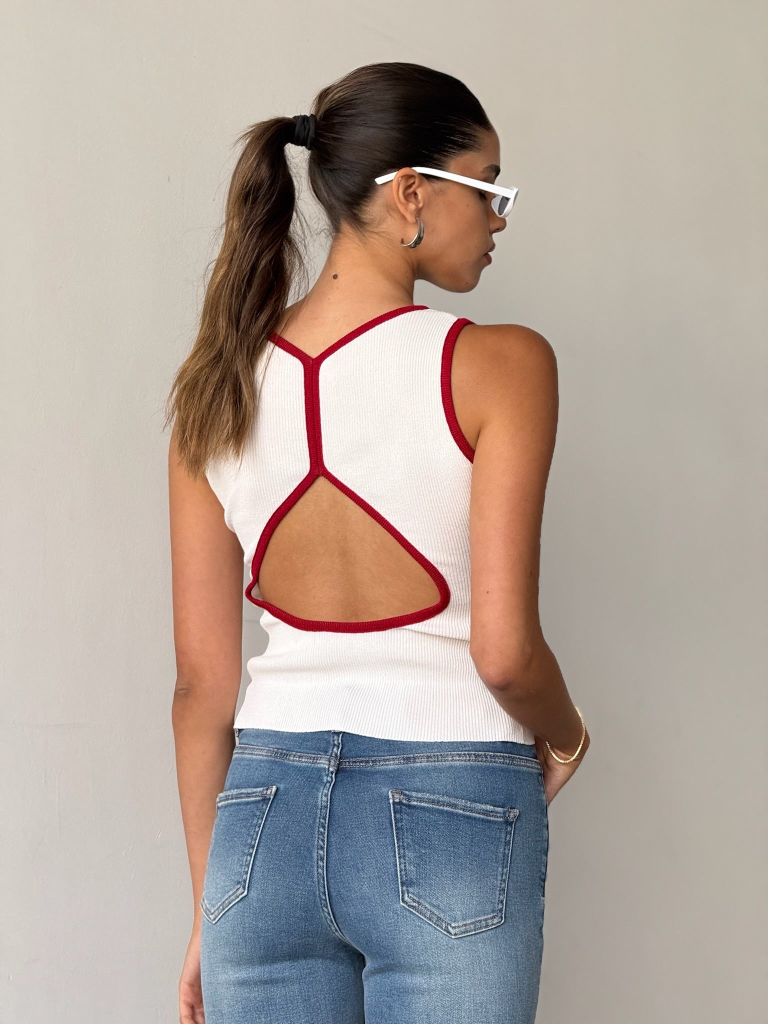 גופיית איב לבן