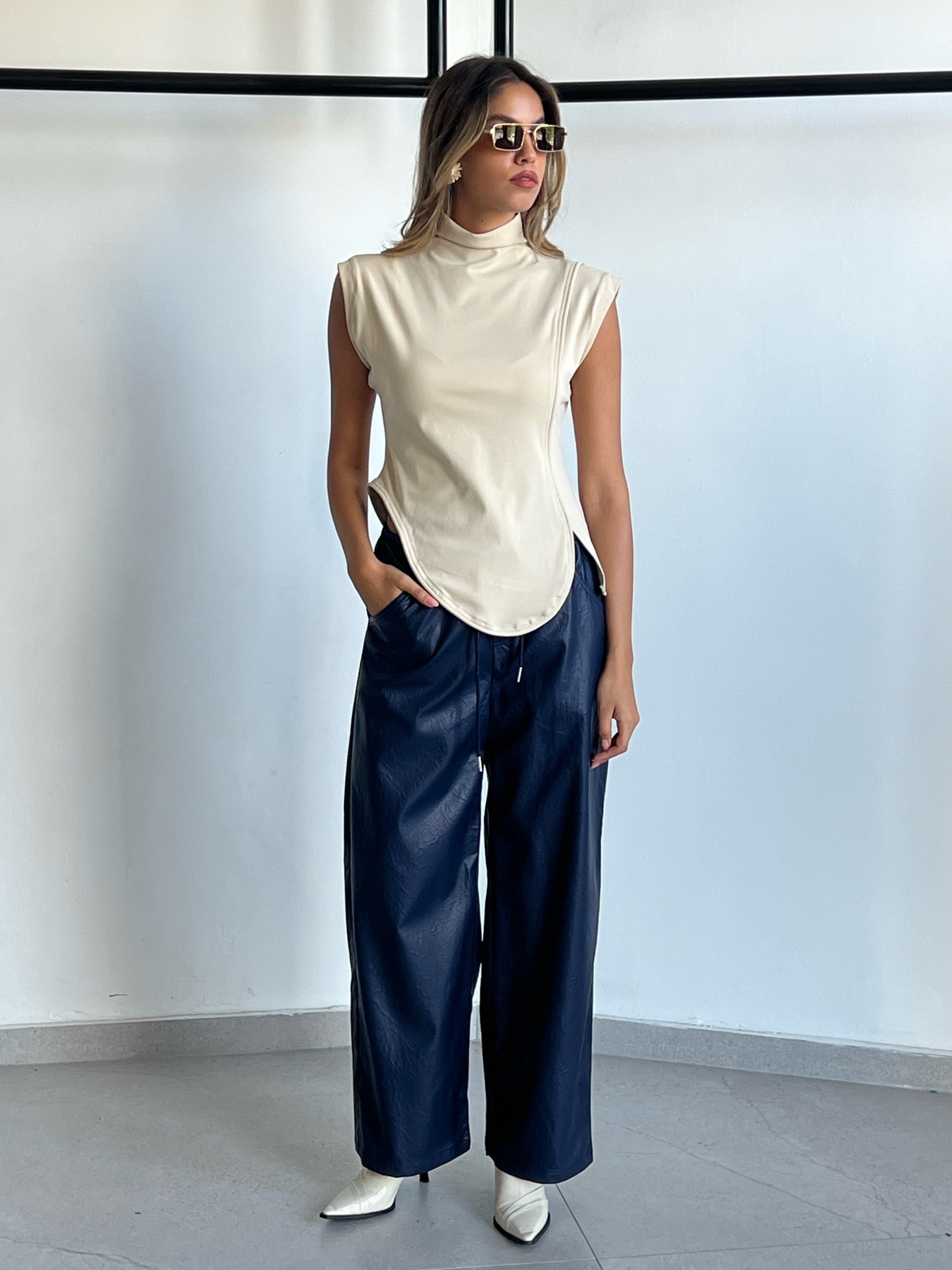 מכנס שחף דמוי עור כחול