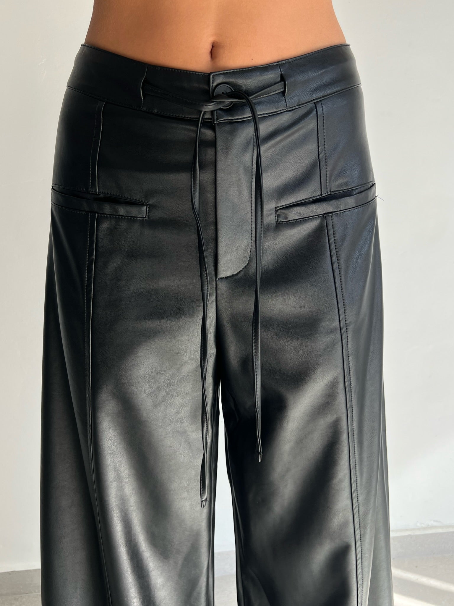 מכנס אמור דמוי עור שחור