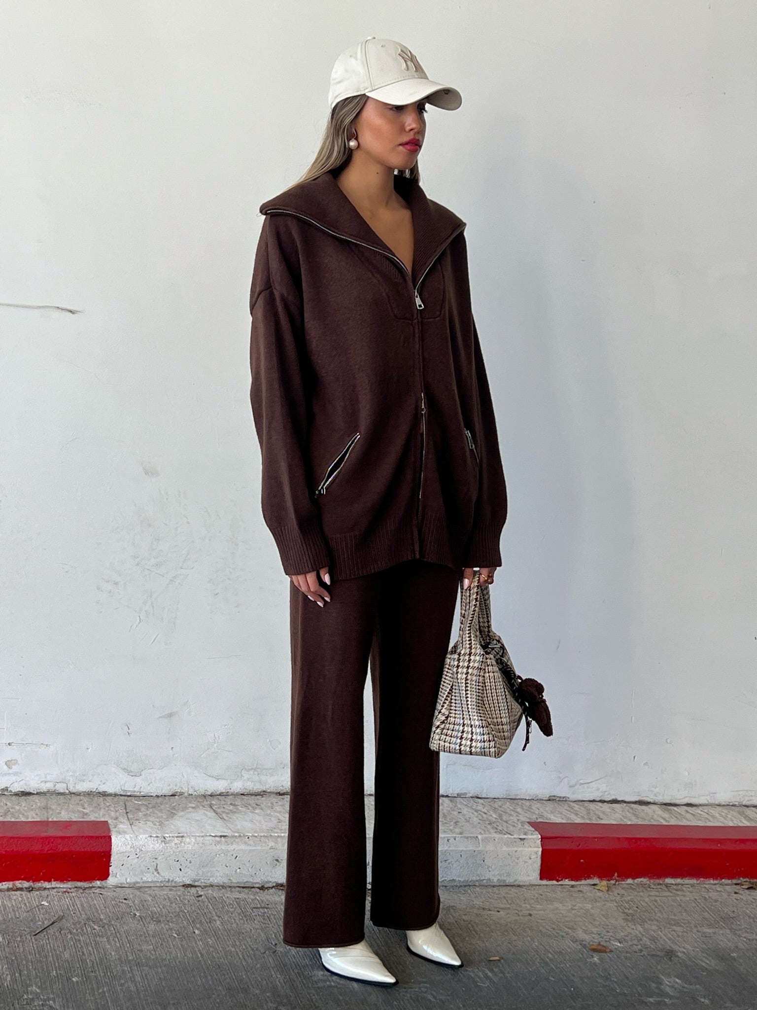 חליפת סריג היילי חום