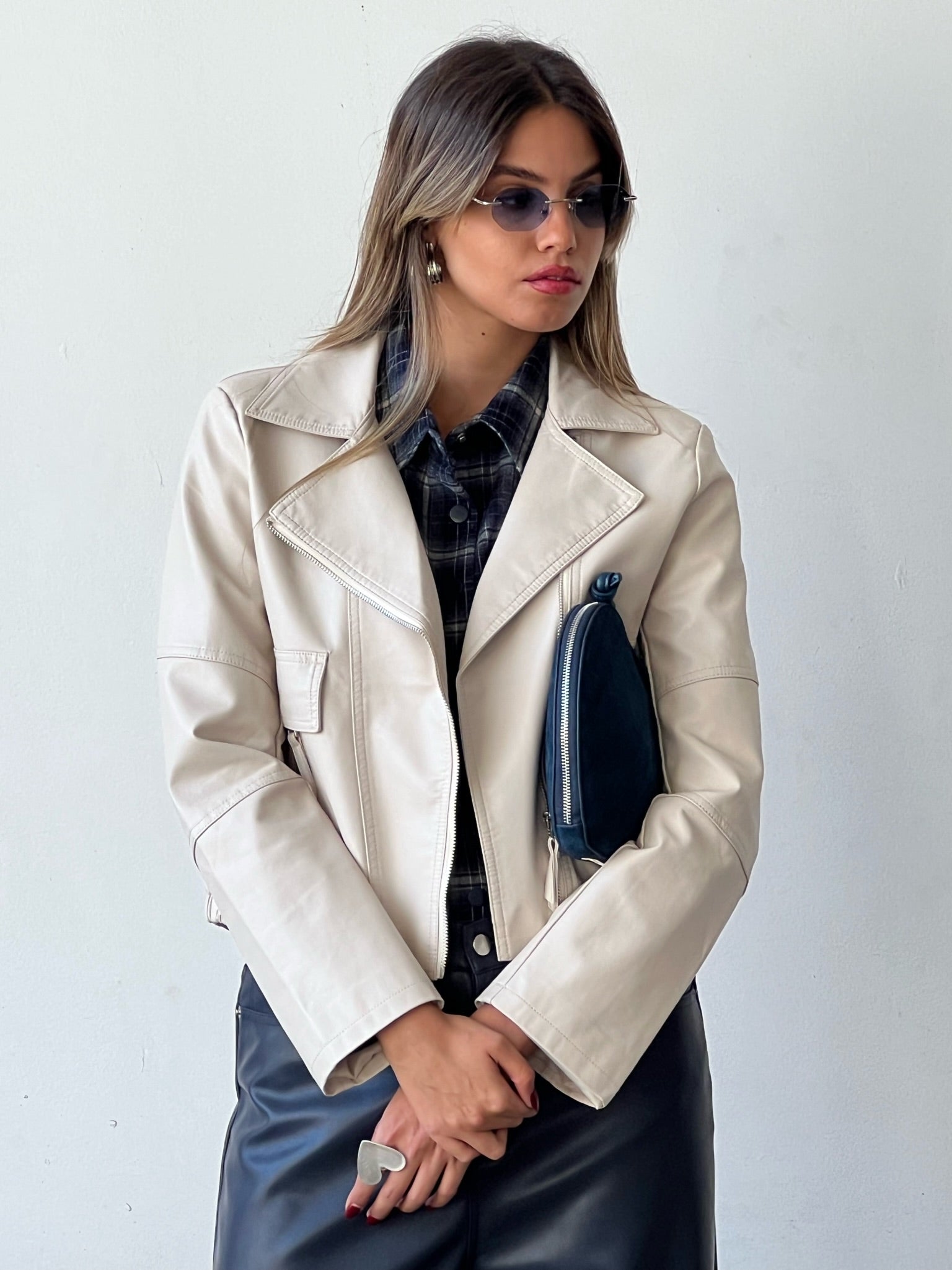 ג׳קט אוליביה דמוי עור שמנת