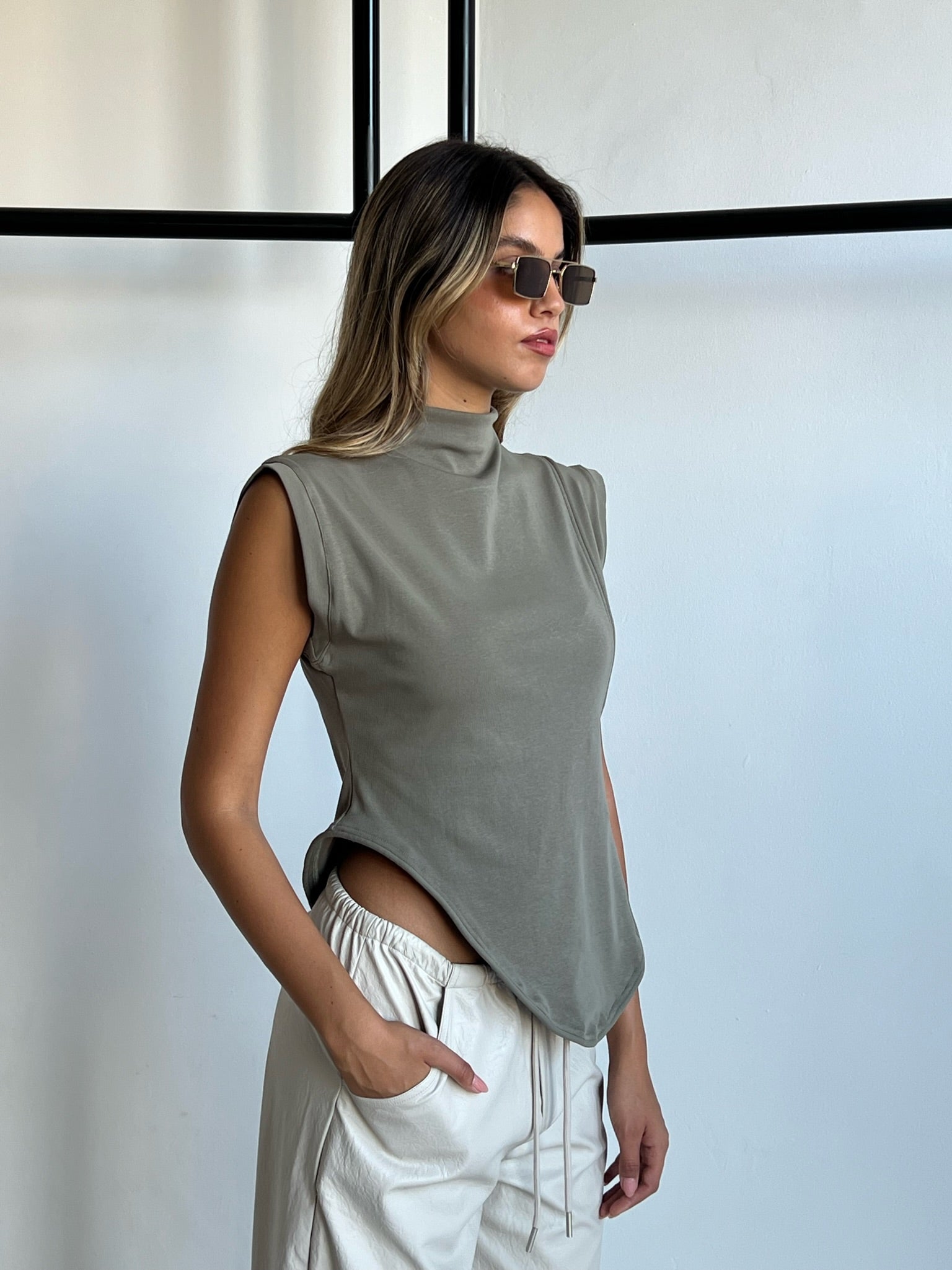 מכנס שחף דמוי עור שמנת