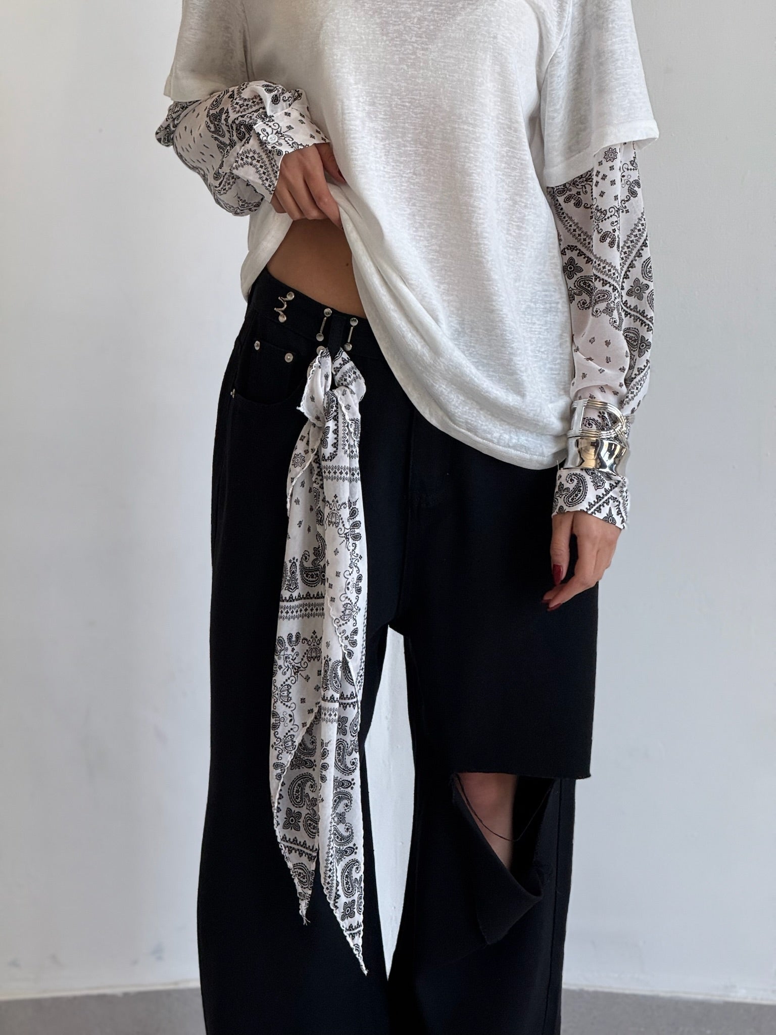 חולצת לואיז לבן שחור