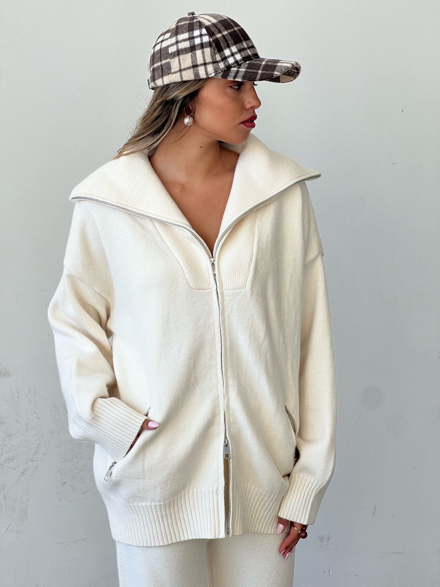 חליפת סריג היילי שמנת