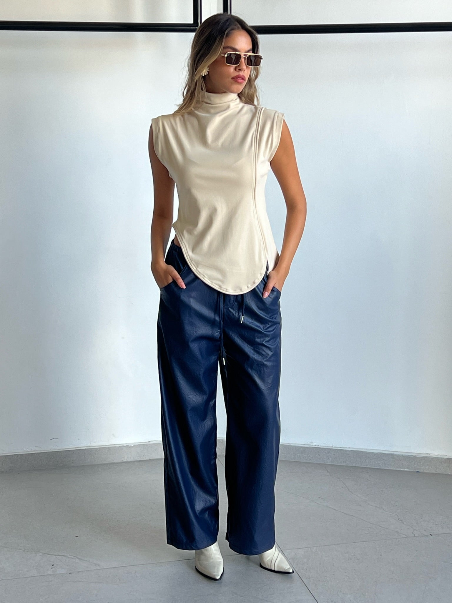 מכנס שחף דמוי עור כחול