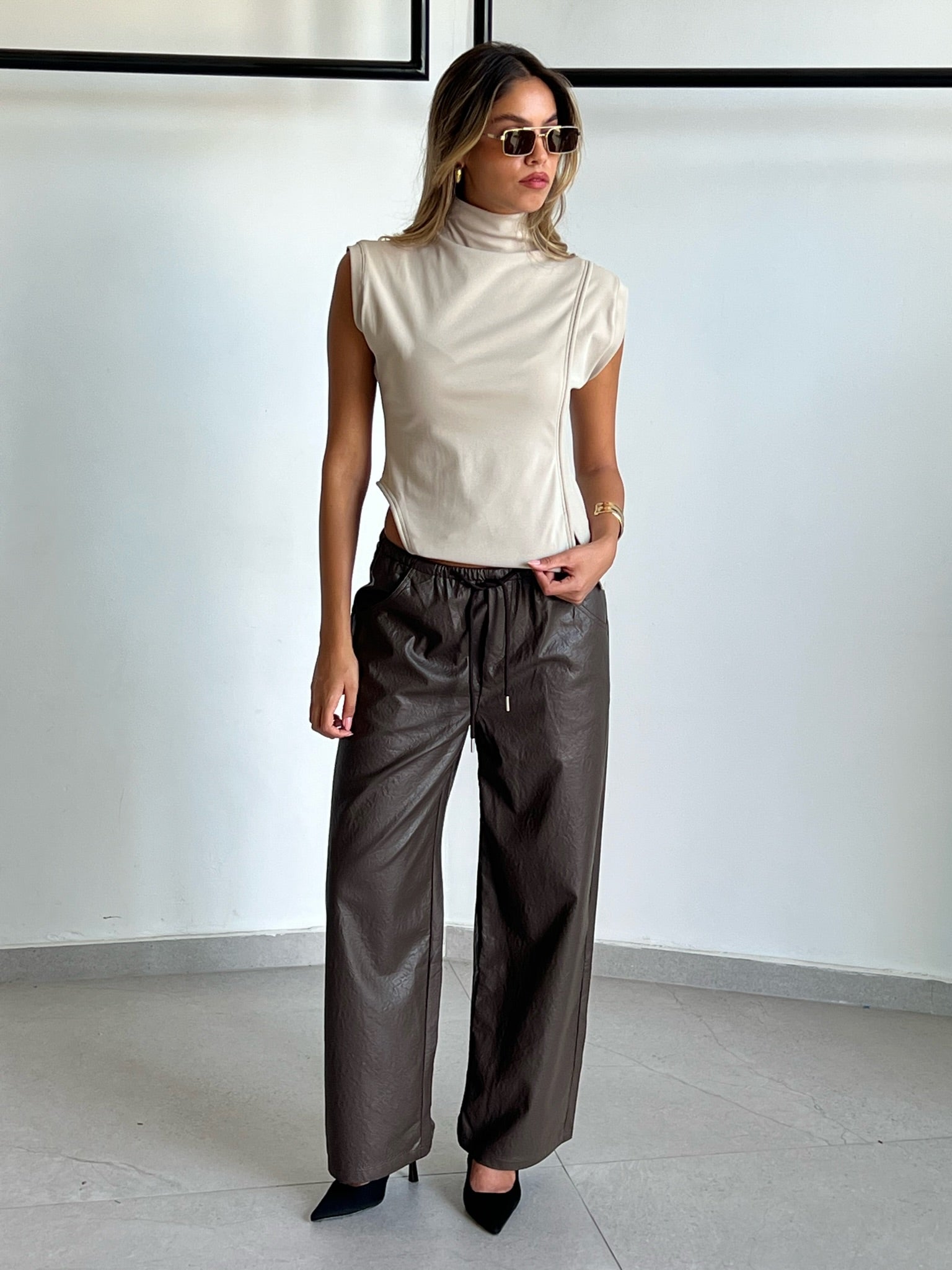 מכנס שחף דמוי עור חום כהה