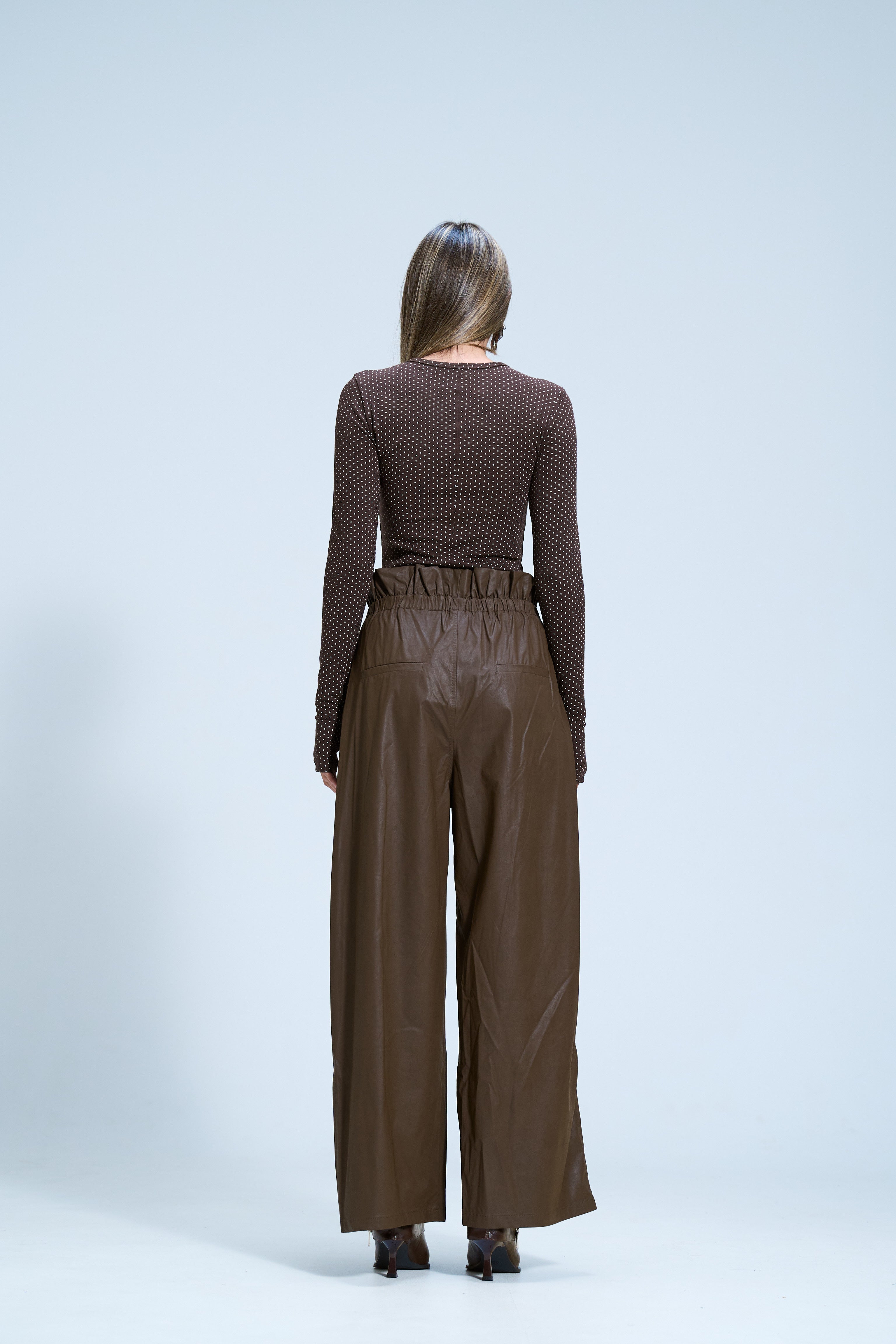 חולצת פיבי נקודות חום