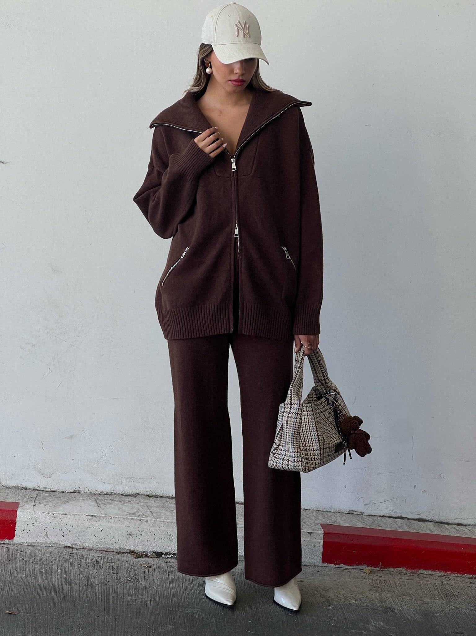 חליפת סריג היילי חום