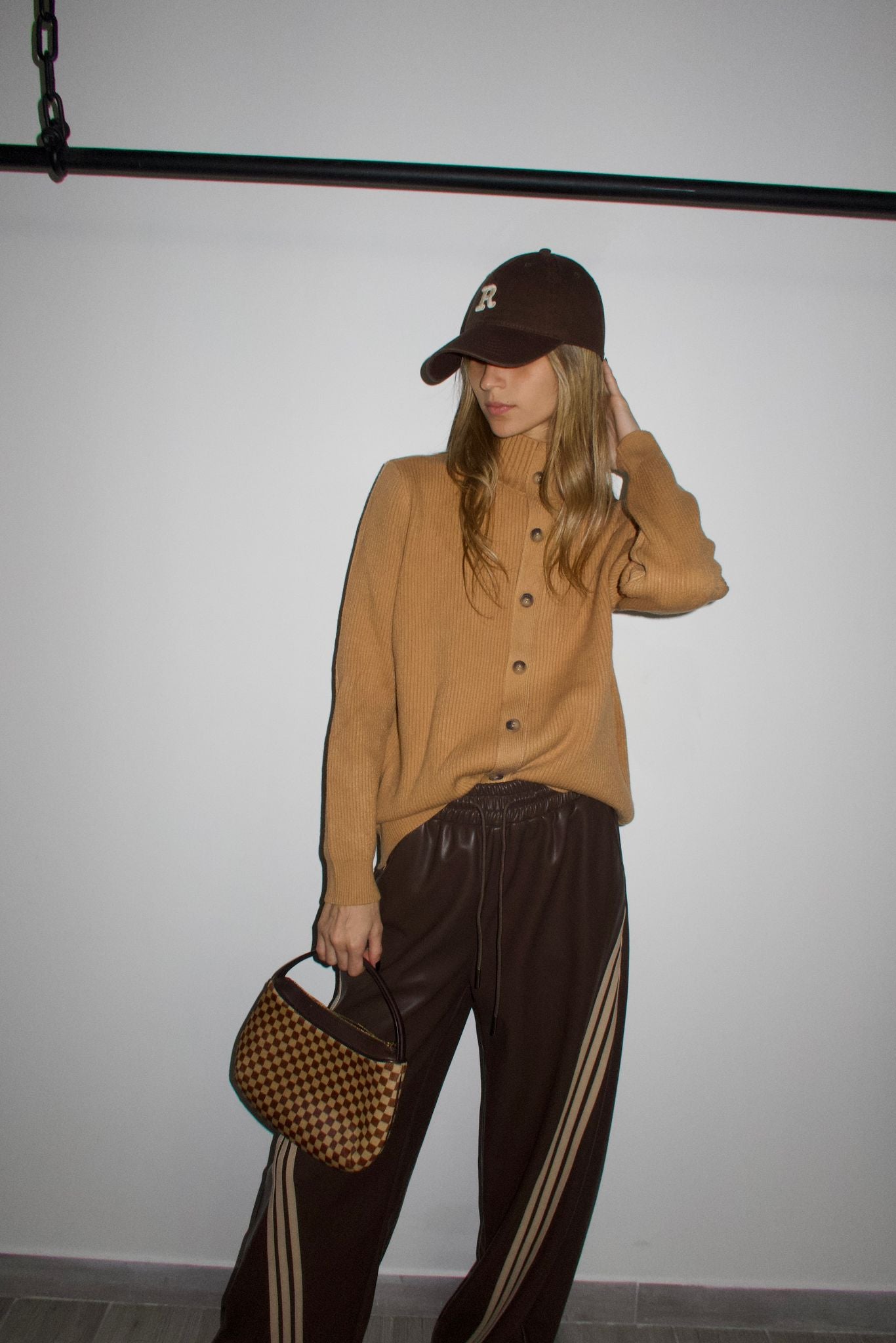 מכנס תאי דמוי עור חום