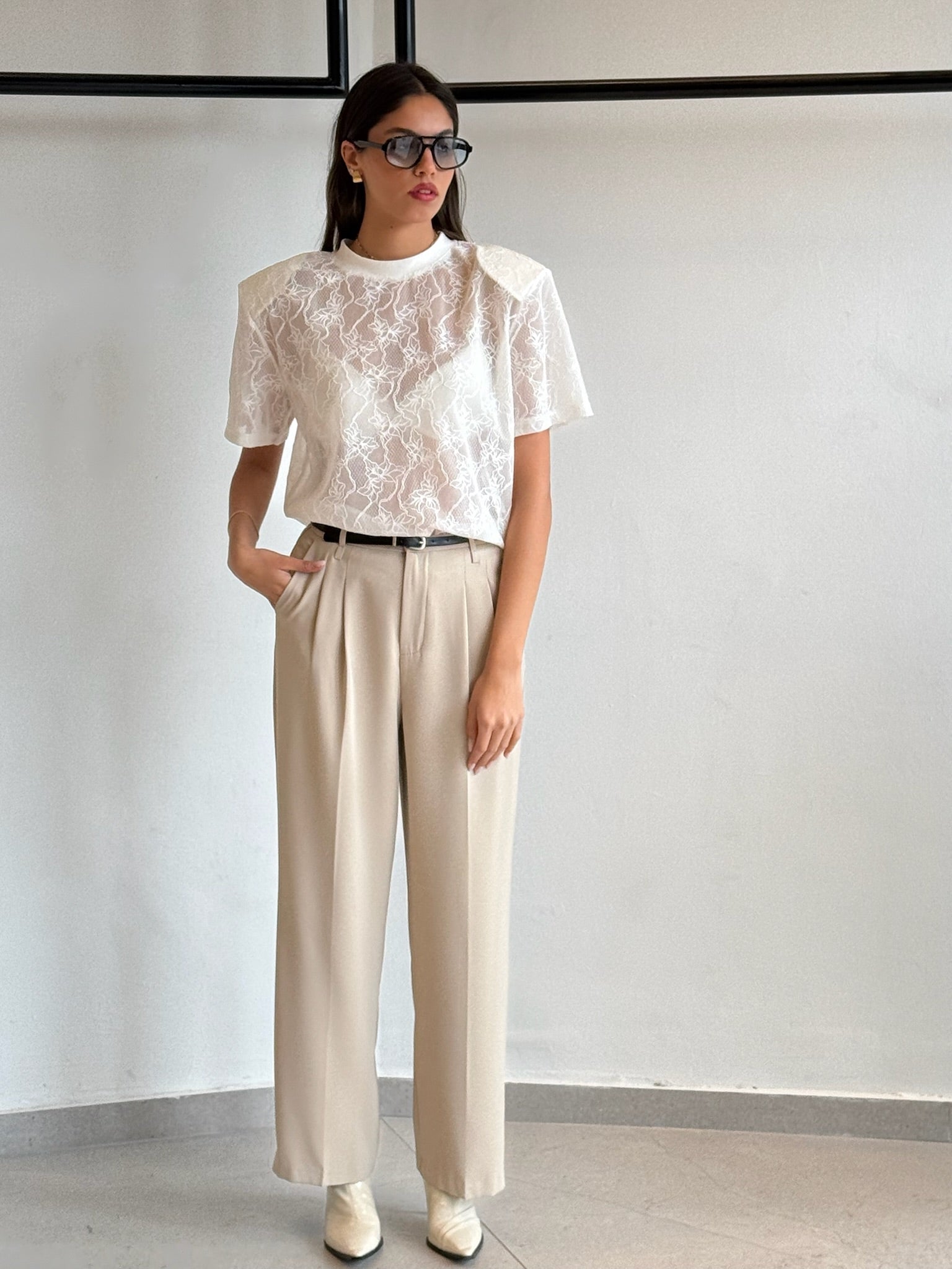 חולצת לירי תחרה לבן