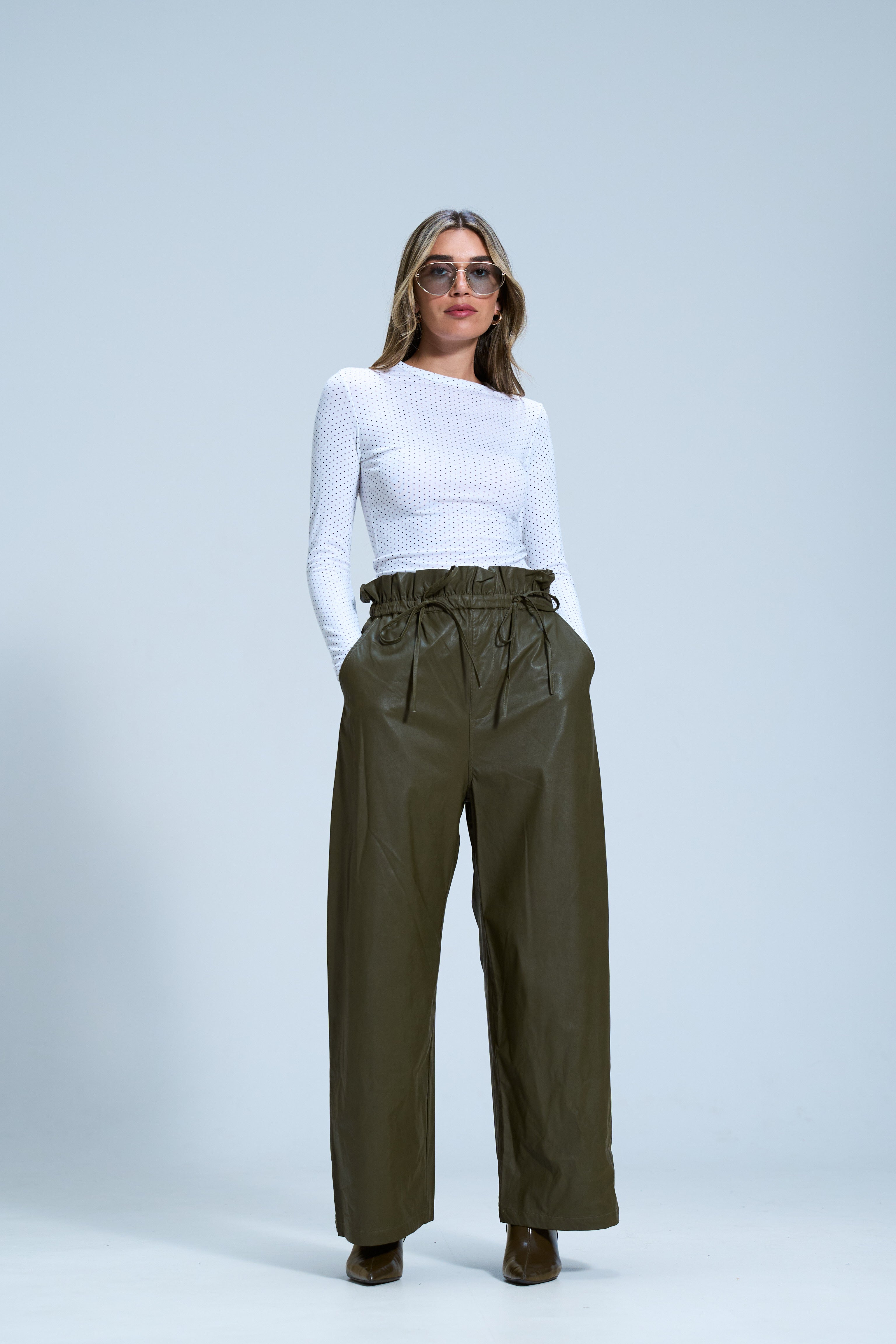 חולצת פיבי נקודות לבן