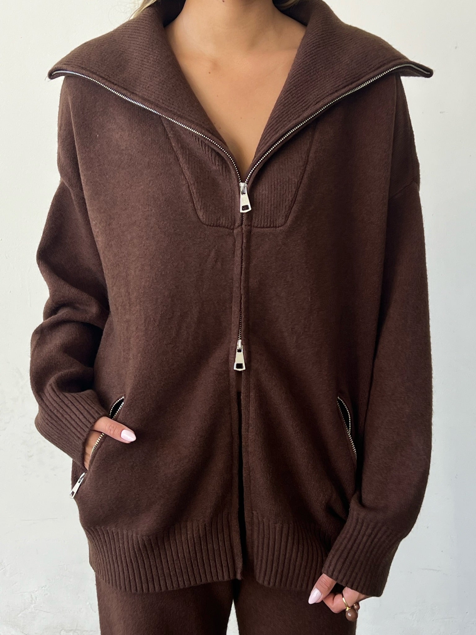 חליפת סריג היילי חום