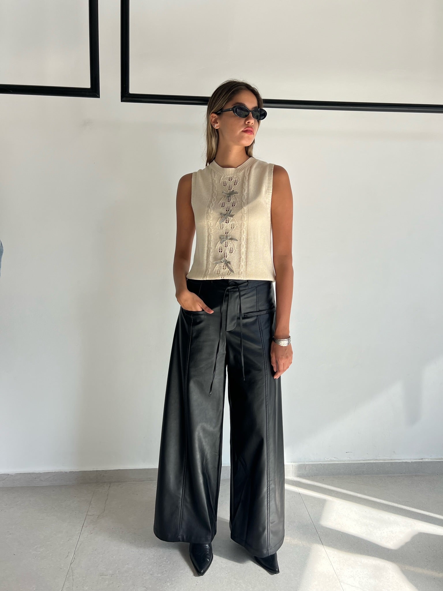 מכנס אמור דמוי עור שחור