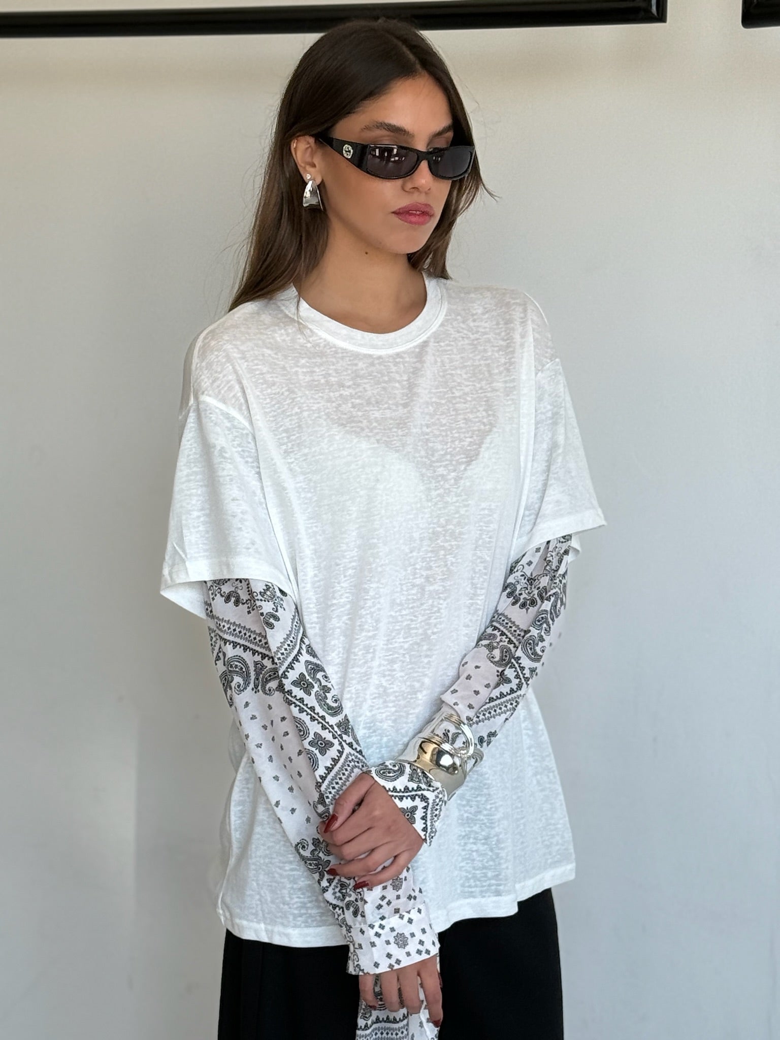 חולצת לואיז לבן שחור