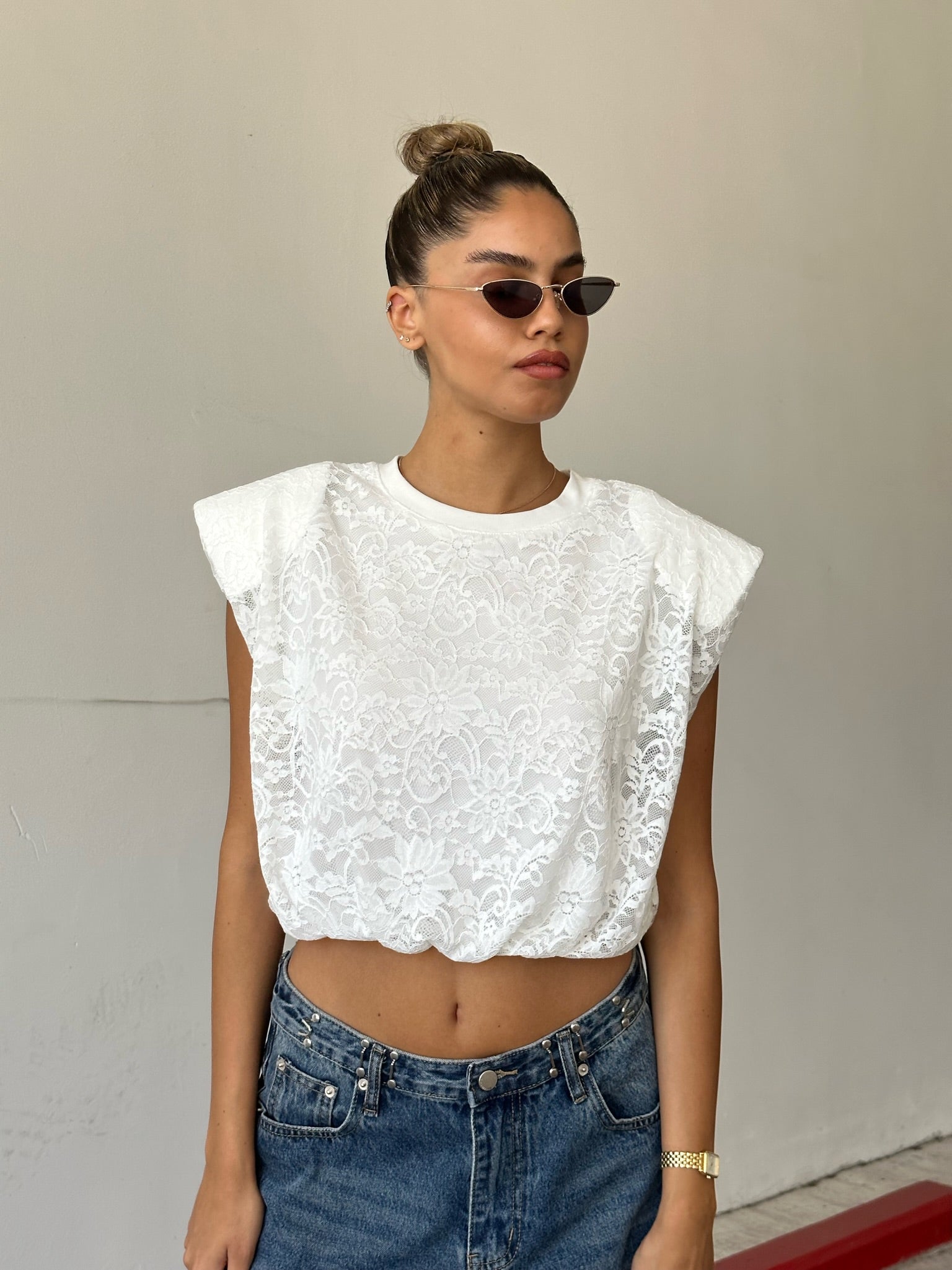 חולצת קרופ תחרה אנה לבן