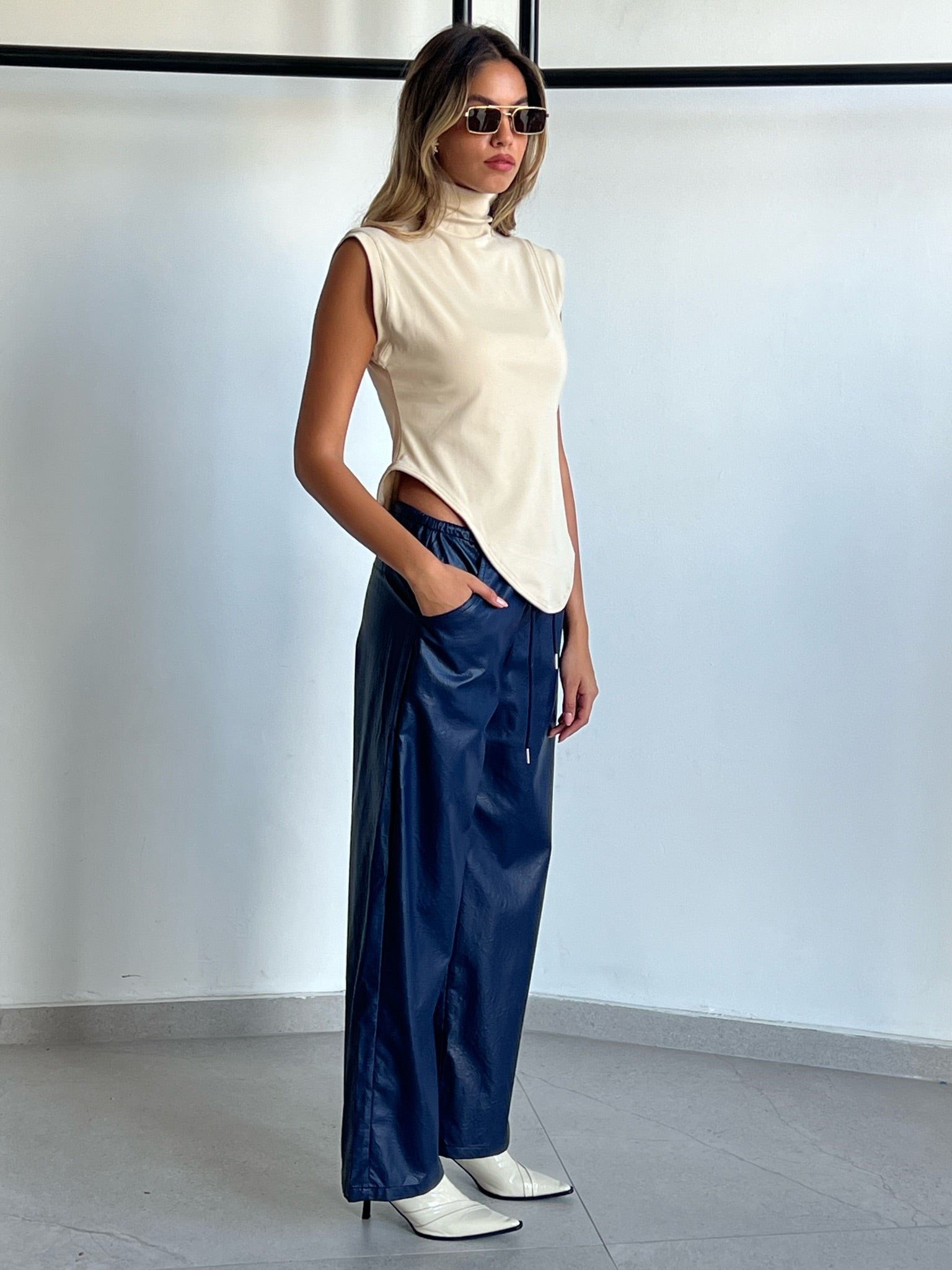 מכנס שחף דמוי עור כחול