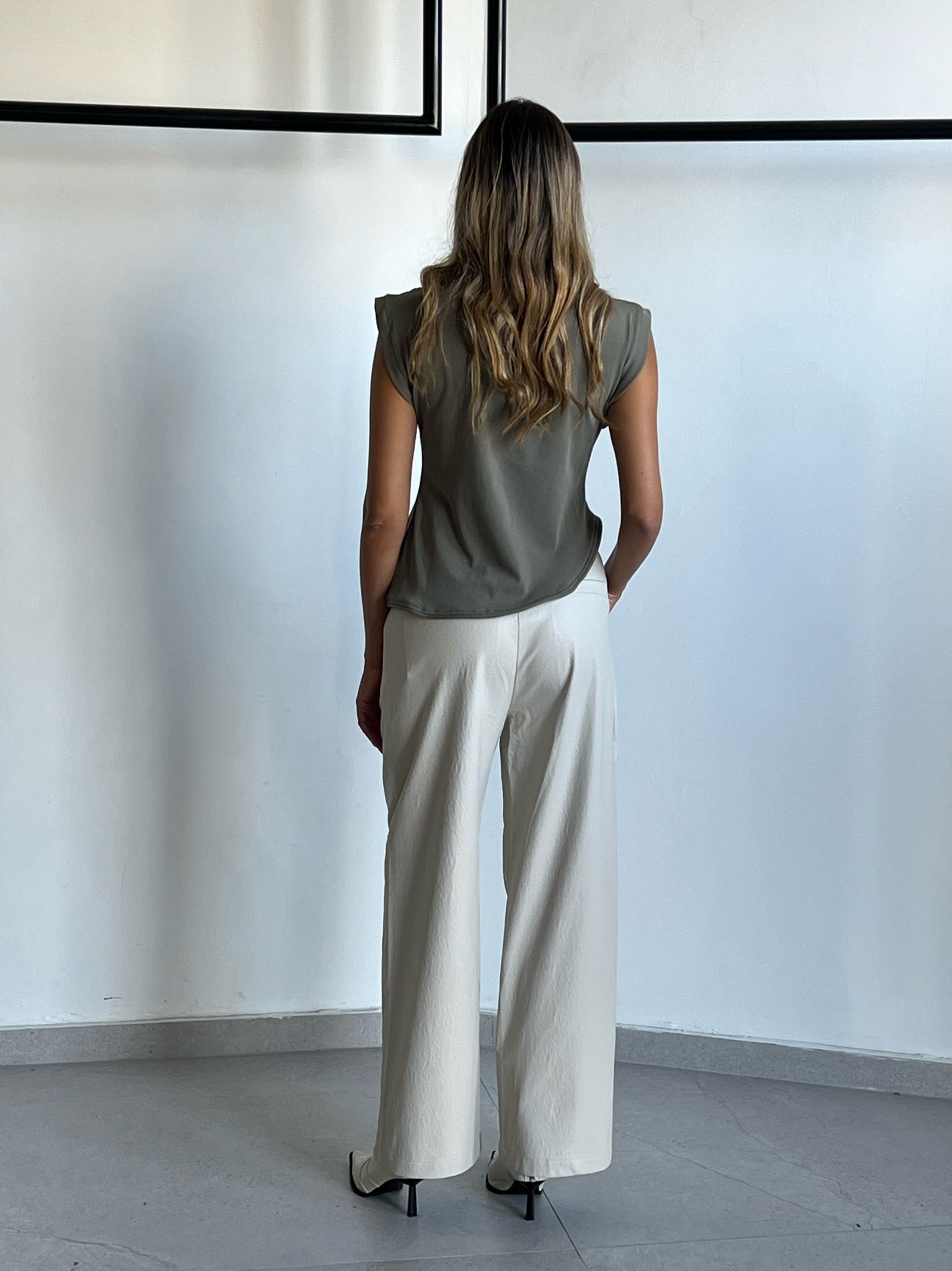 מכנס שחף דמוי עור שמנת