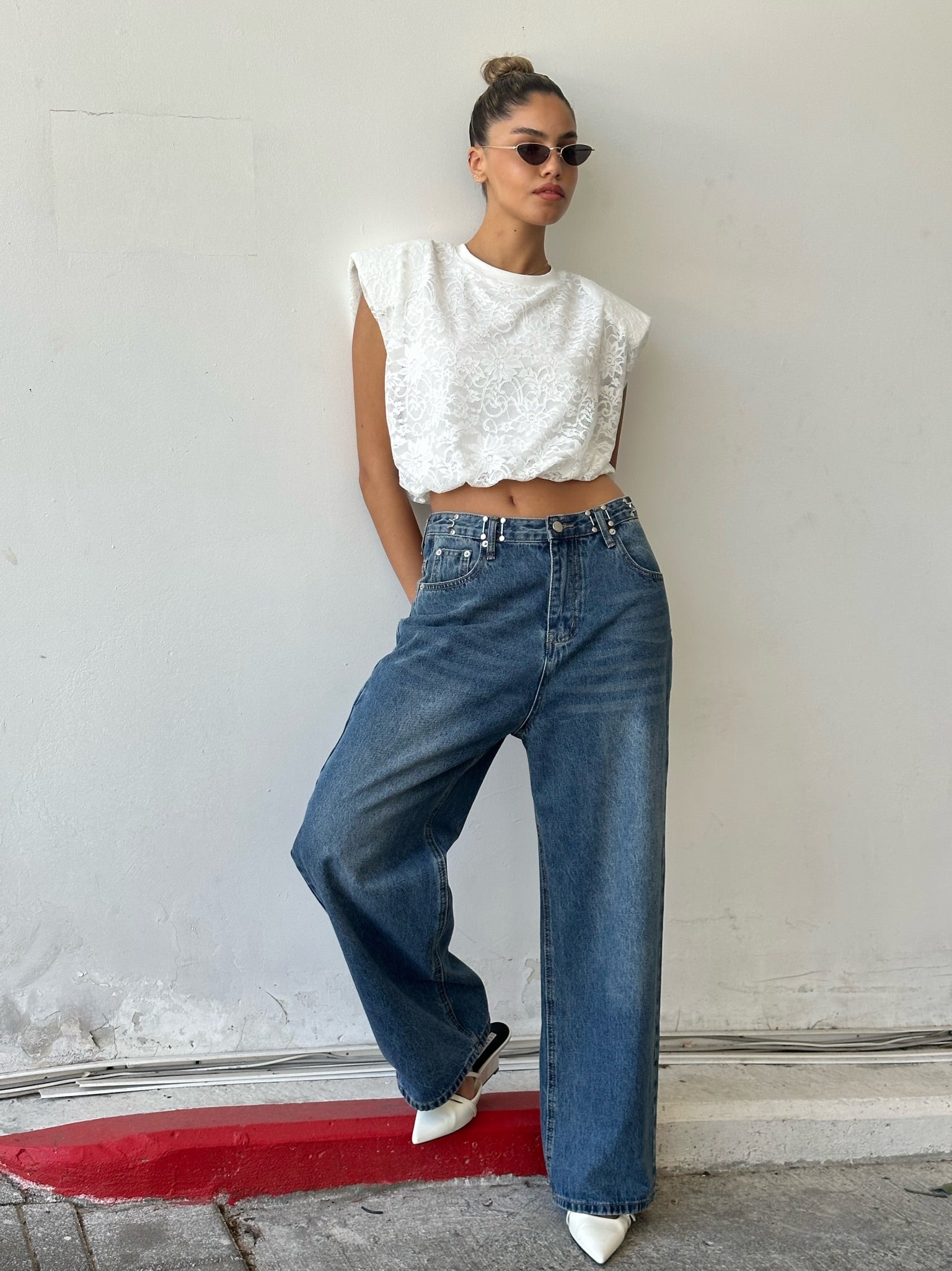 חולצת קרופ תחרה אנה לבן