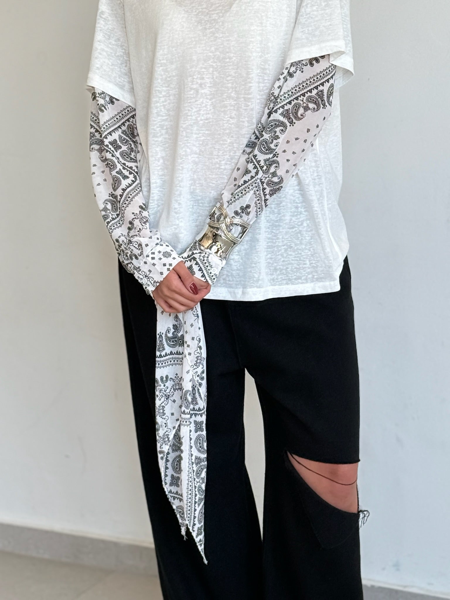 חולצת לואיז לבן שחור