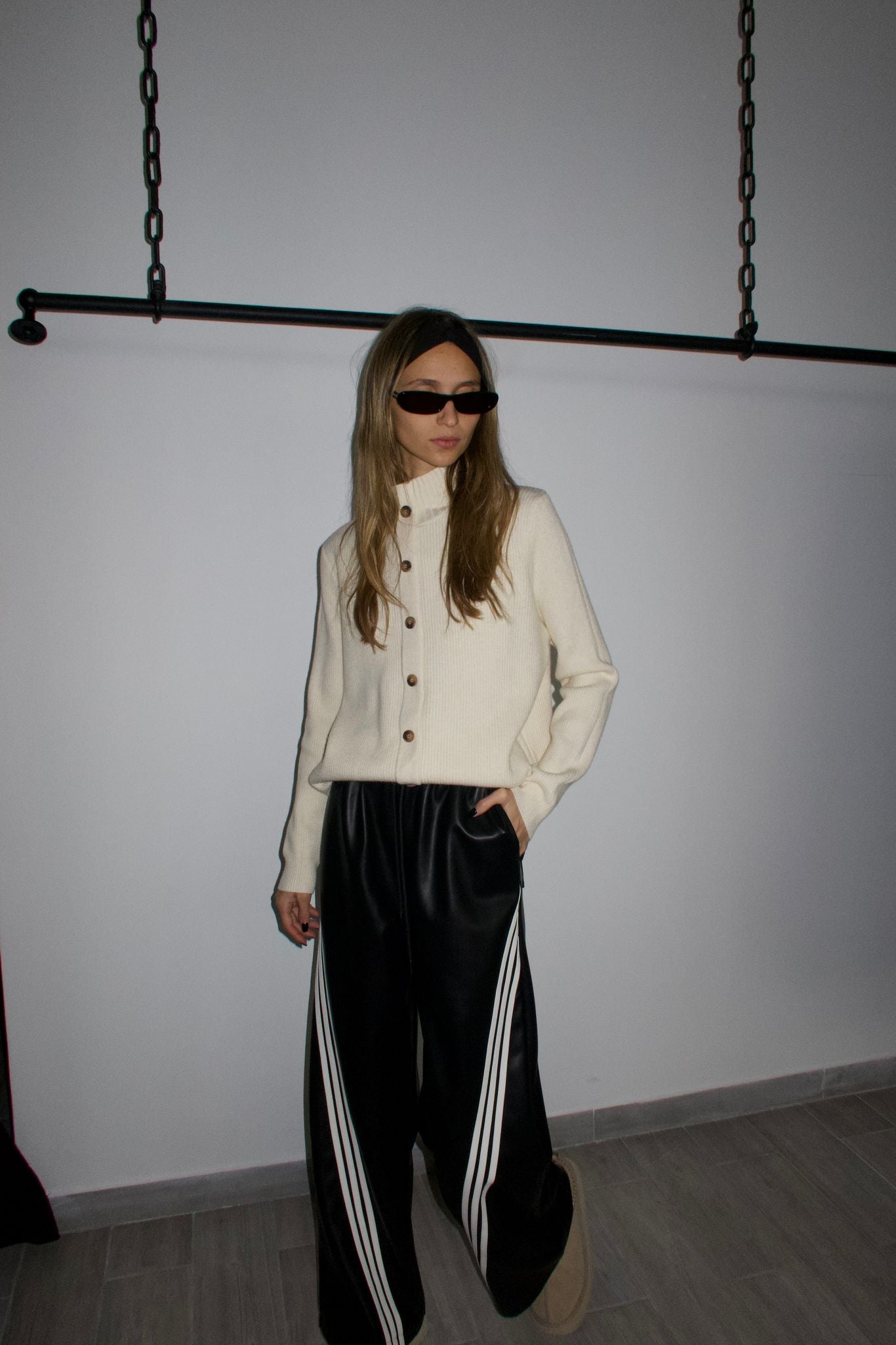 מכנס תאי דמוי עור שחור