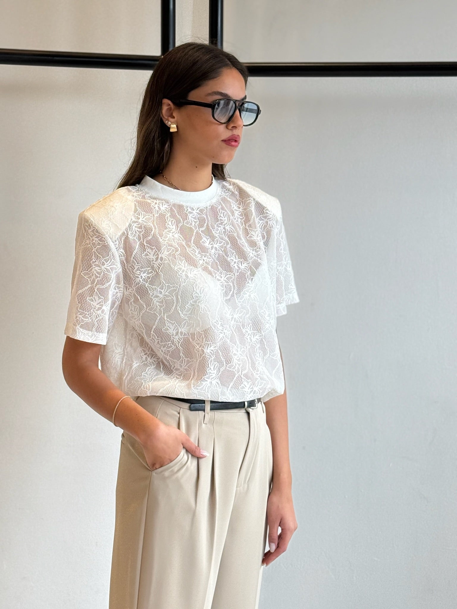 חולצת לירי תחרה לבן