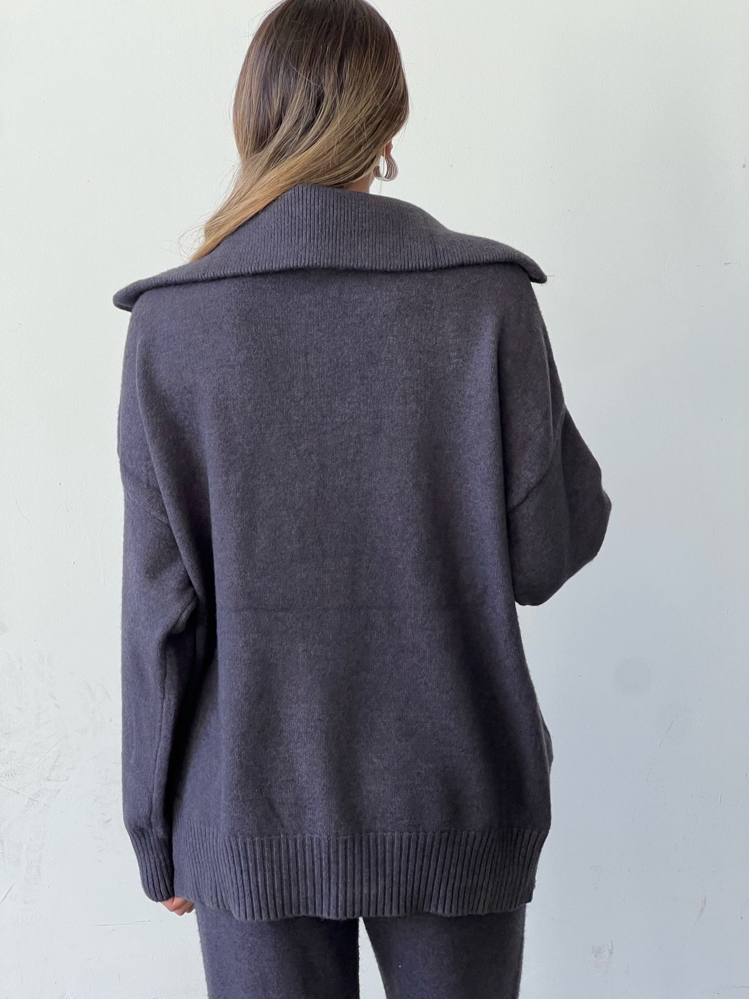 חליפת סריג היילי אפור כהה