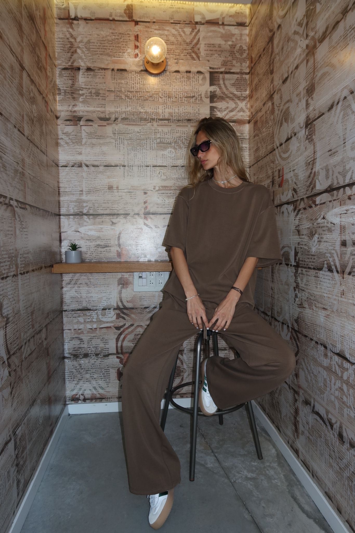 חליפת אורי חום