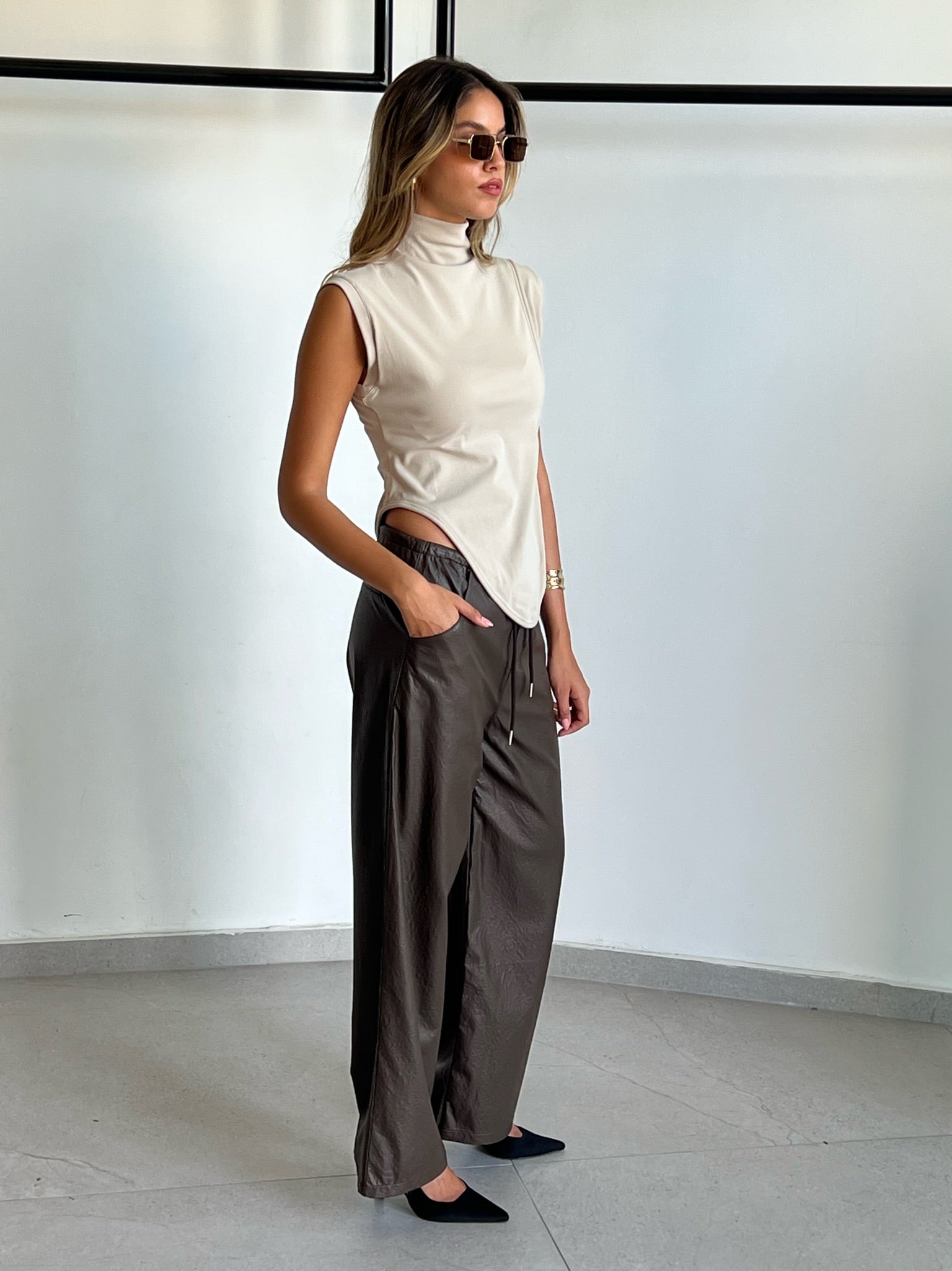 מכנס שחף דמוי עור חום כהה