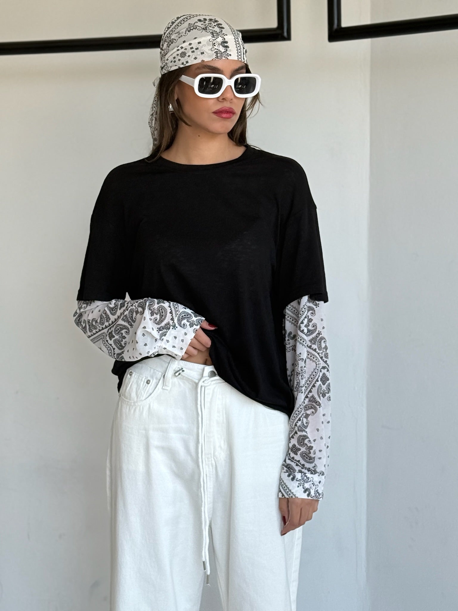 חולצת לואיז שחור לבן