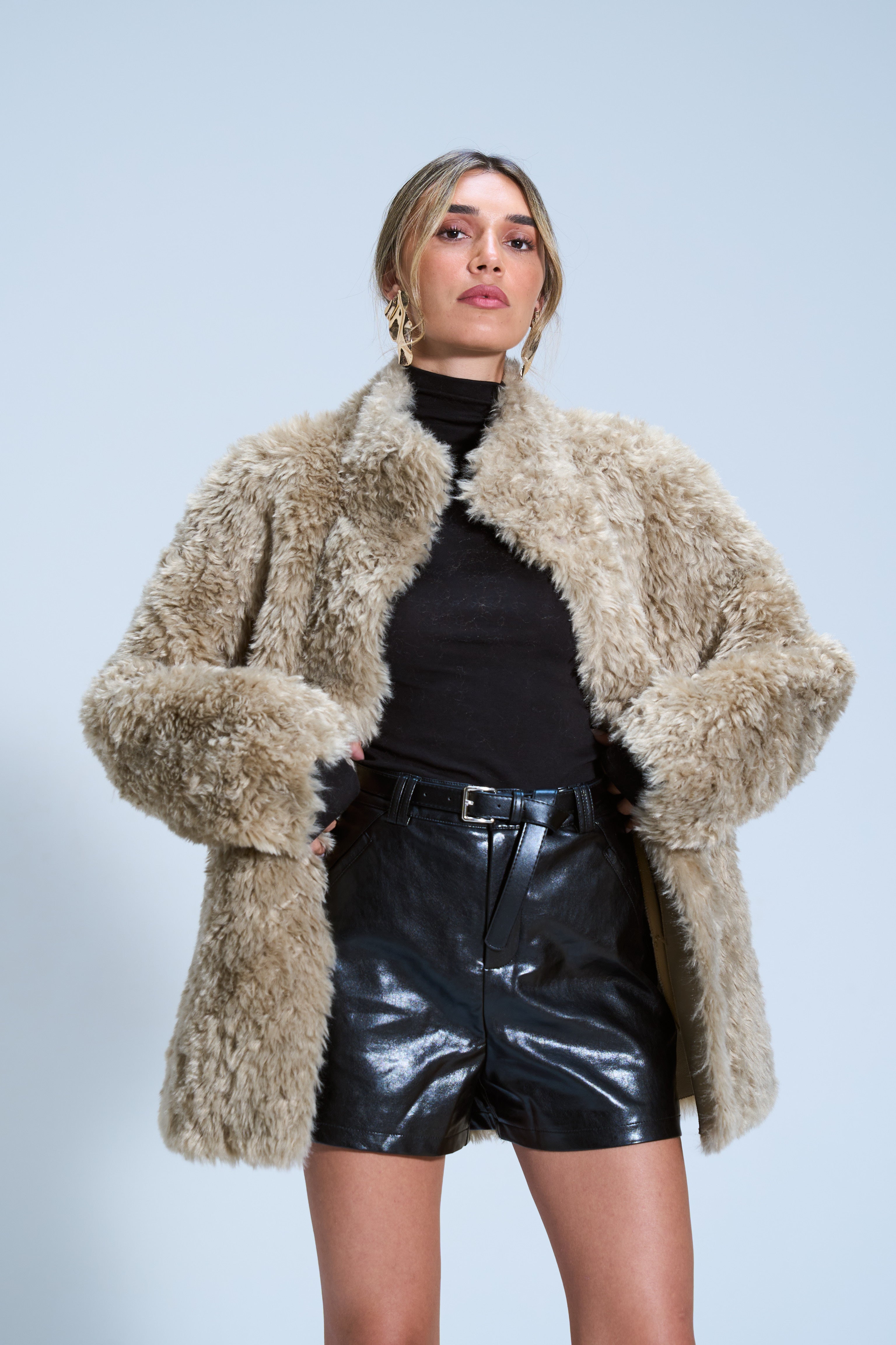 מכנס בניה דמוי עור שחור