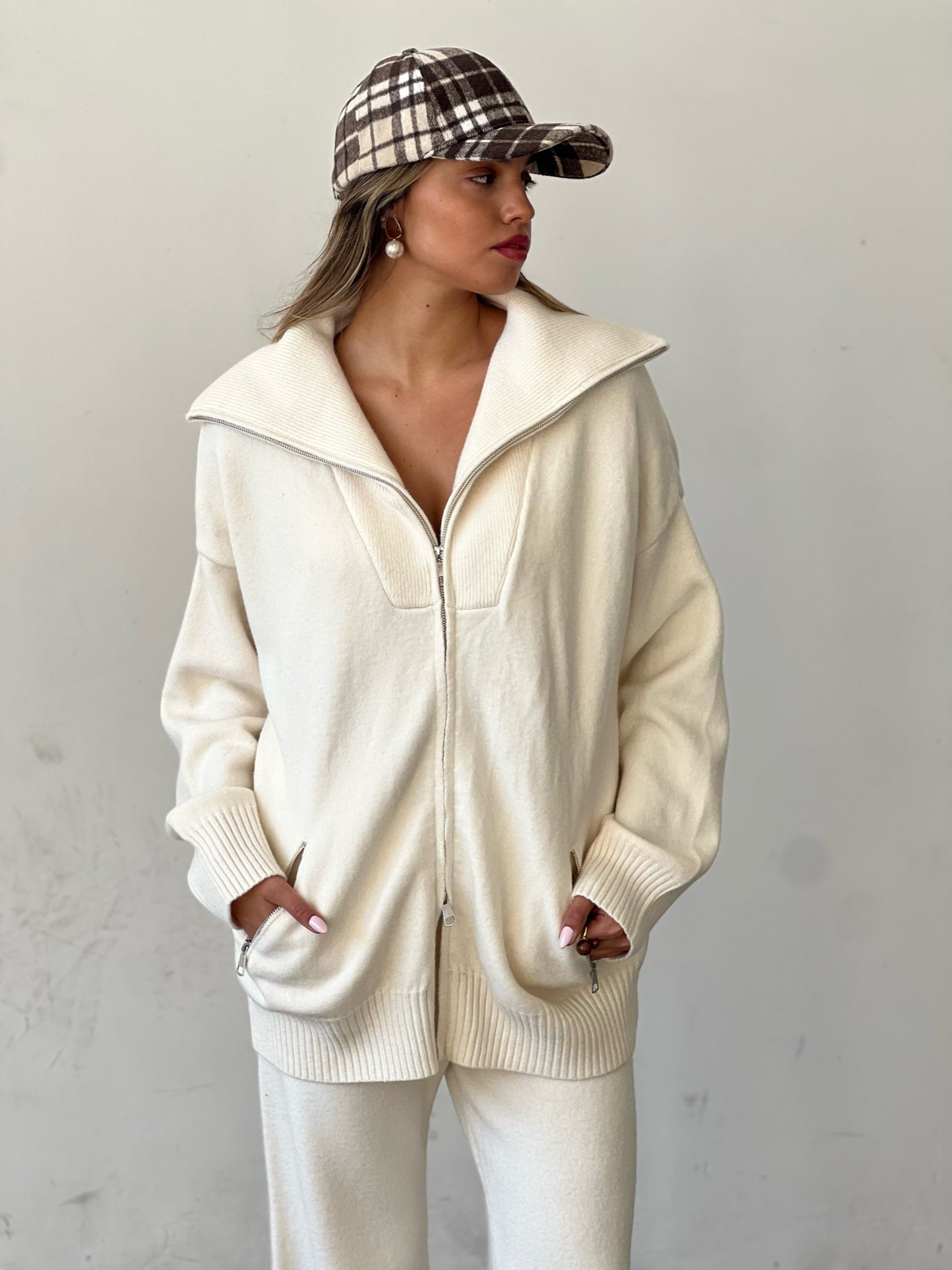 חליפת סריג היילי שמנת