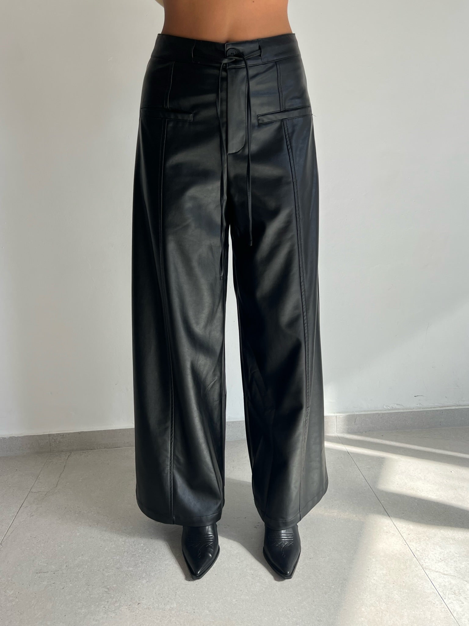 מכנס אמור דמוי עור שחור