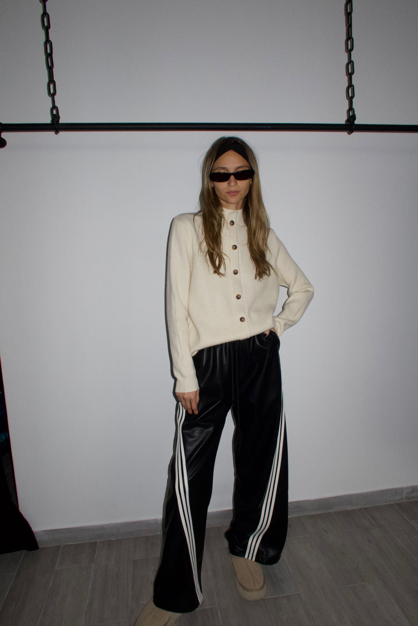 מכנס תאי דמוי עור שחור