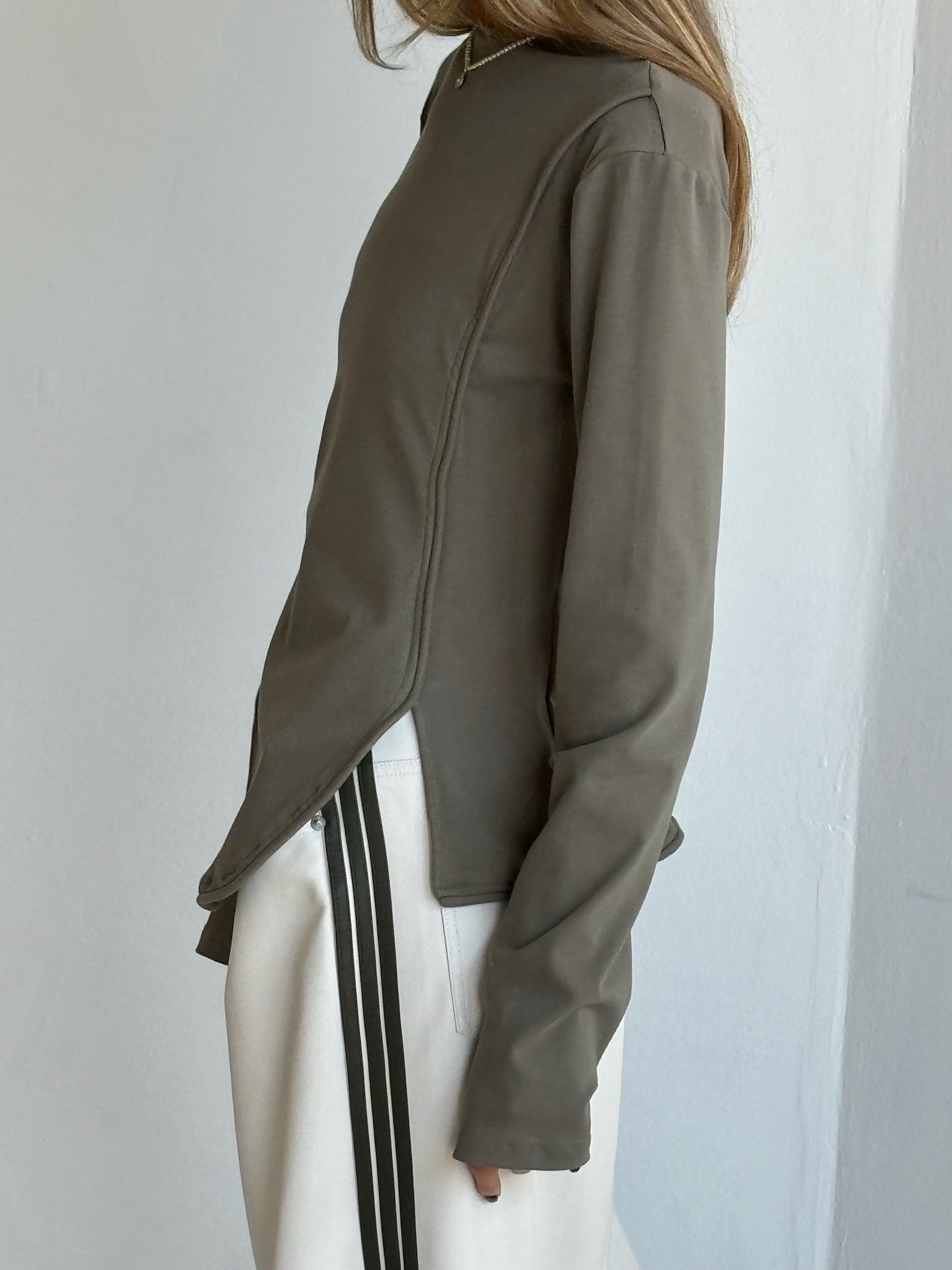 חולצת אביאור זית