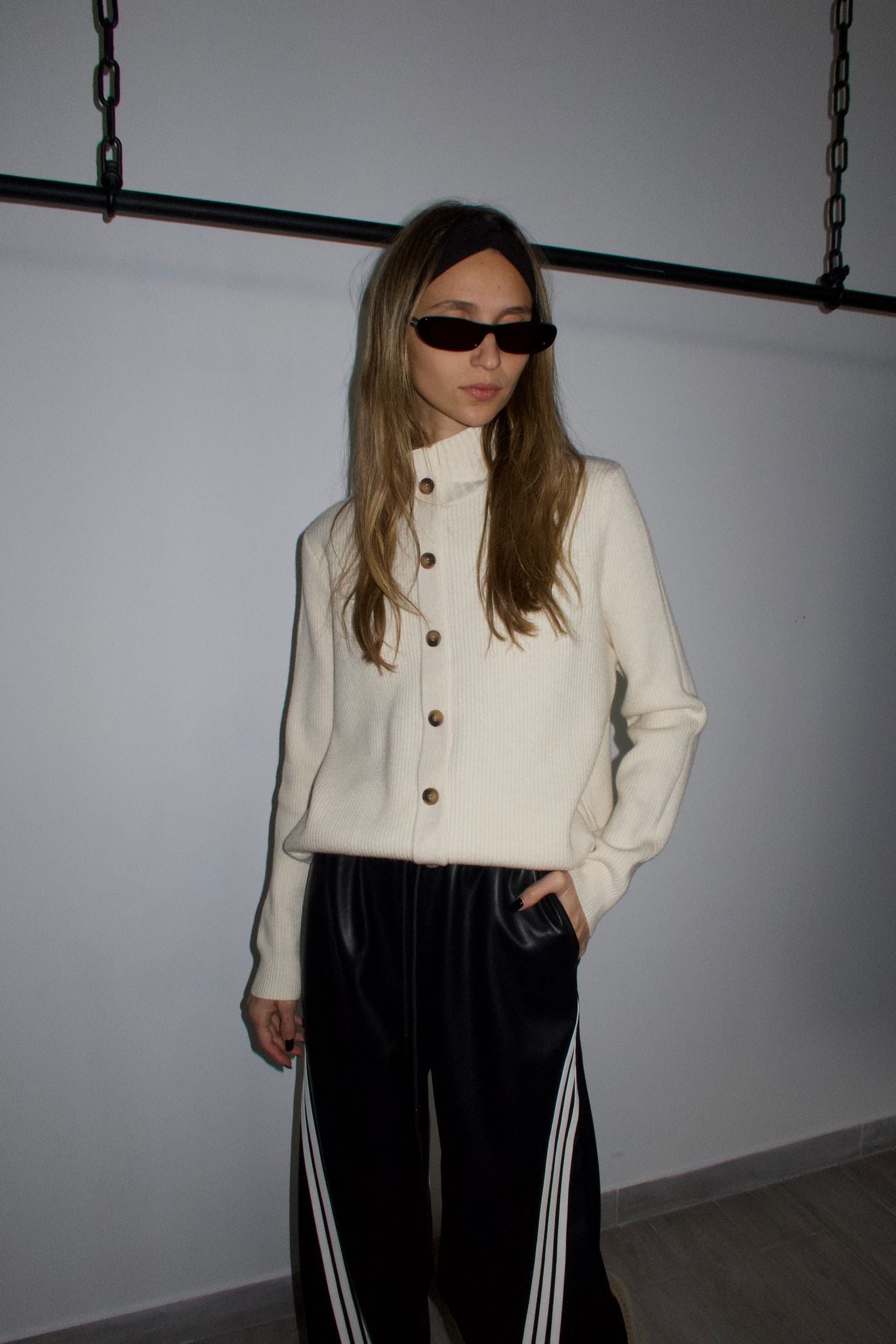 מכנס תאי דמוי עור שחור