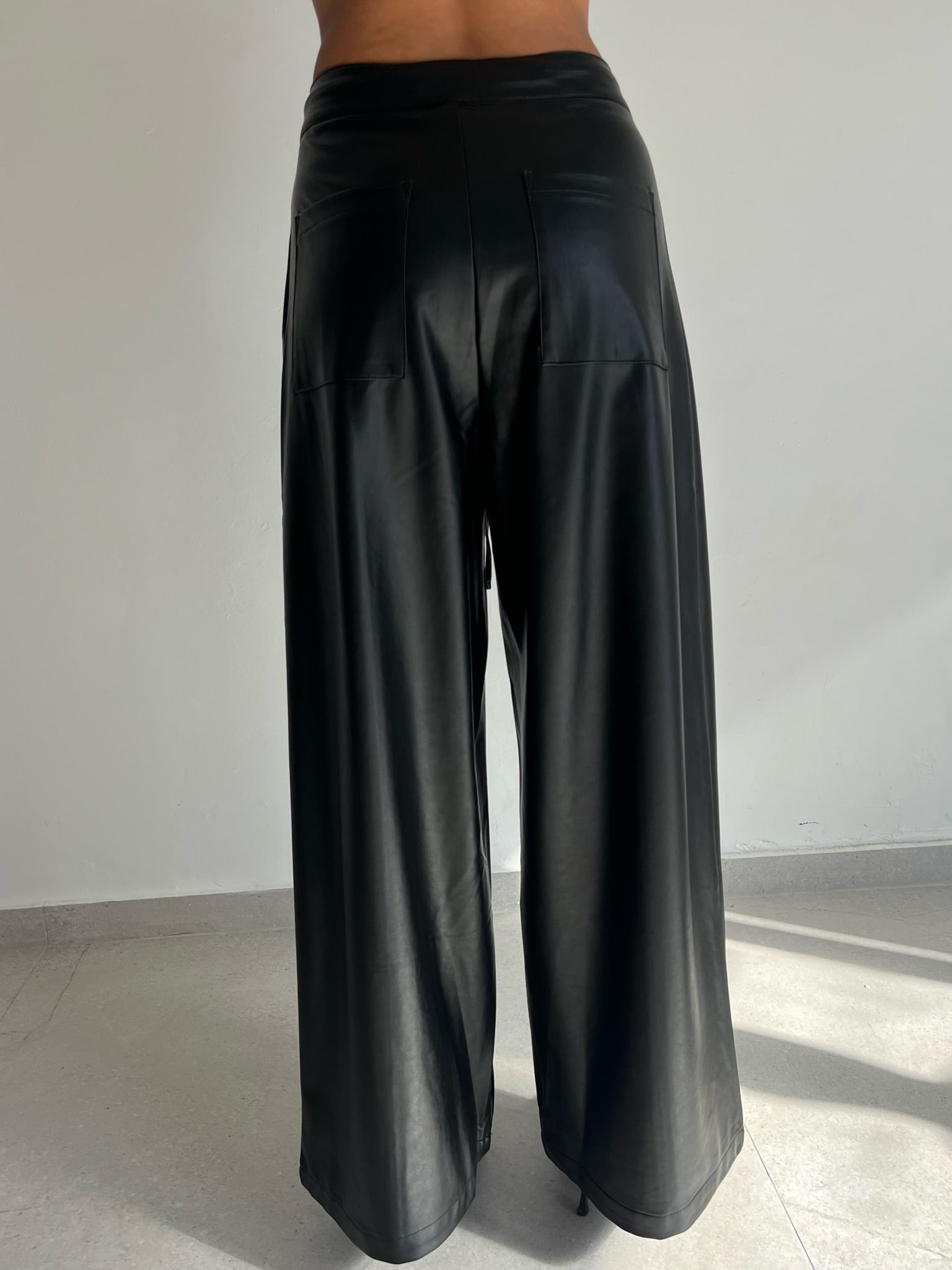 מכנס אמור דמוי עור שחור