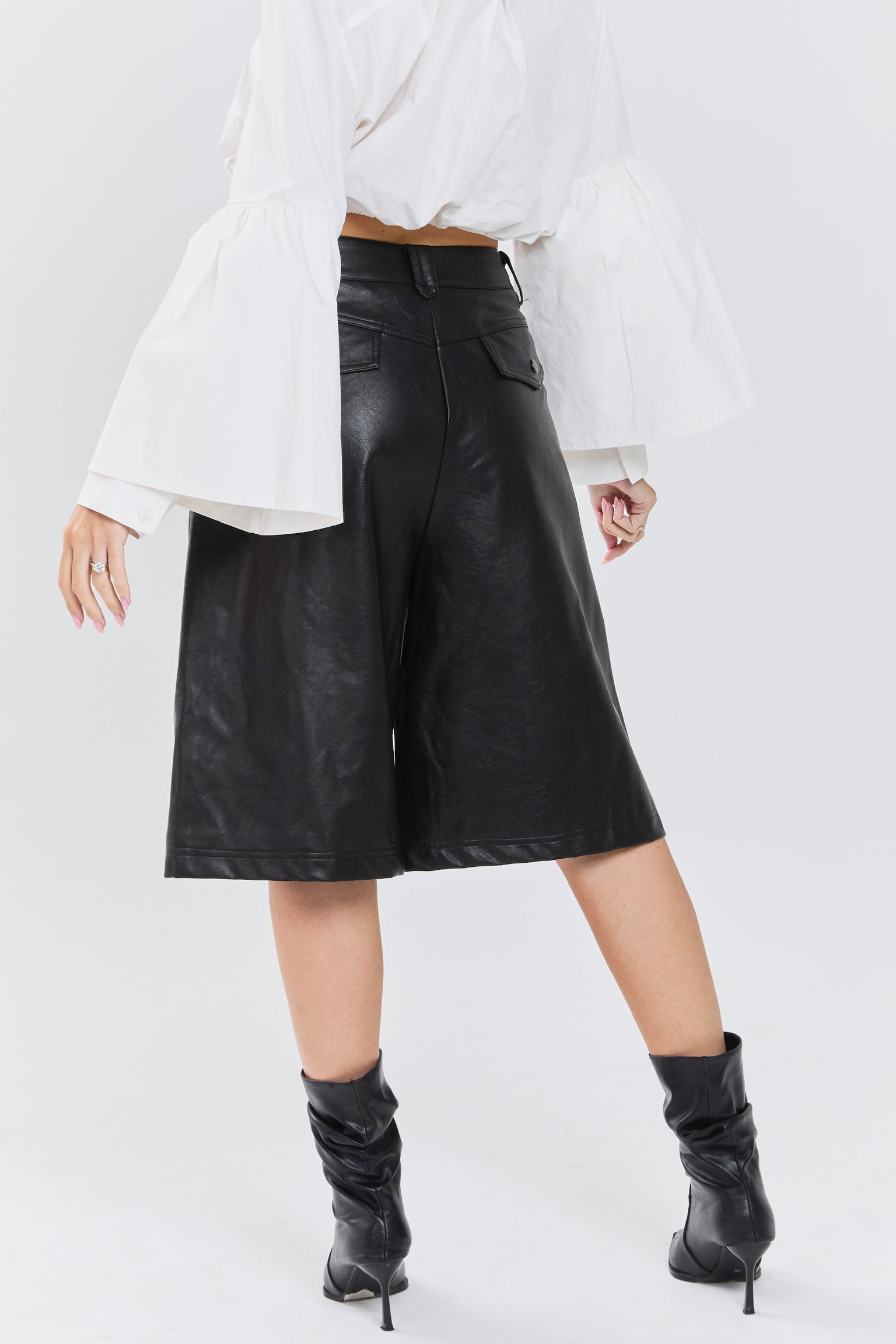 מכנס סאני דמוי עור שחור