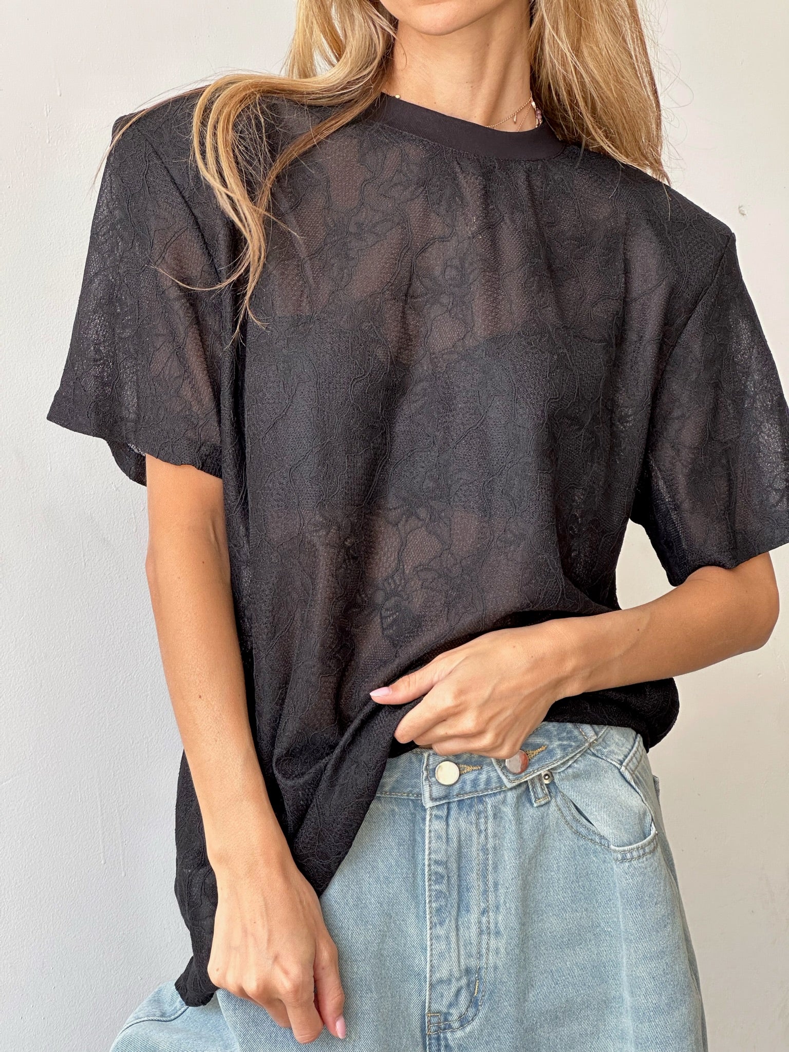 חולצת לירי תחרה שחור