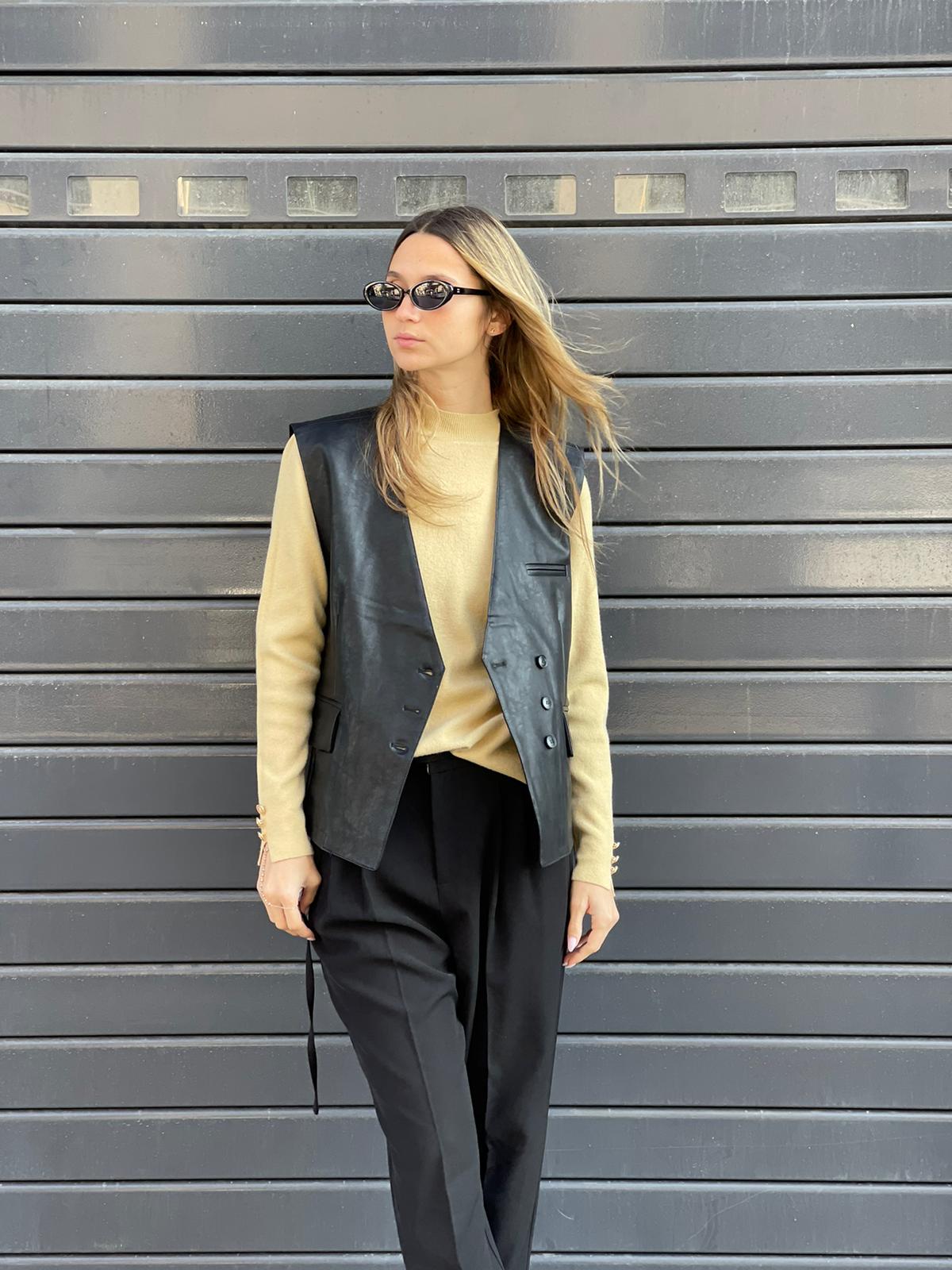 וסט דמוי עור זיו