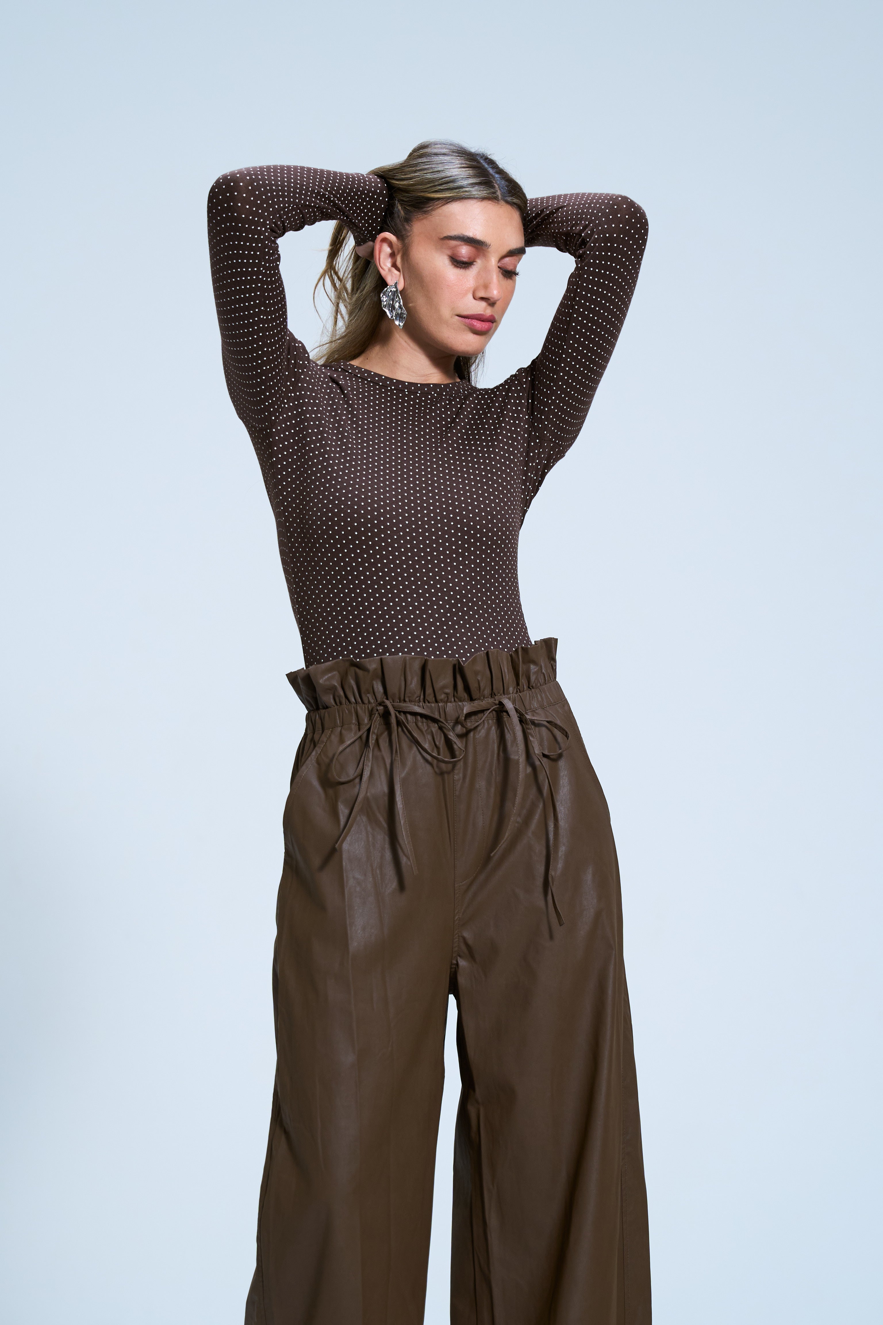 חולצת פיבי נקודות חום