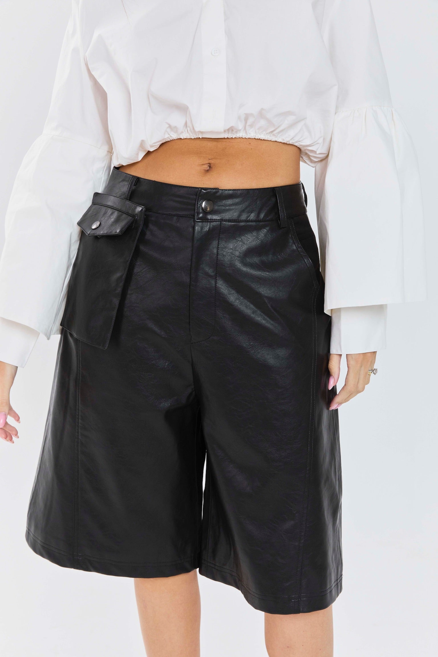 מכנס סאני דמוי עור שחור