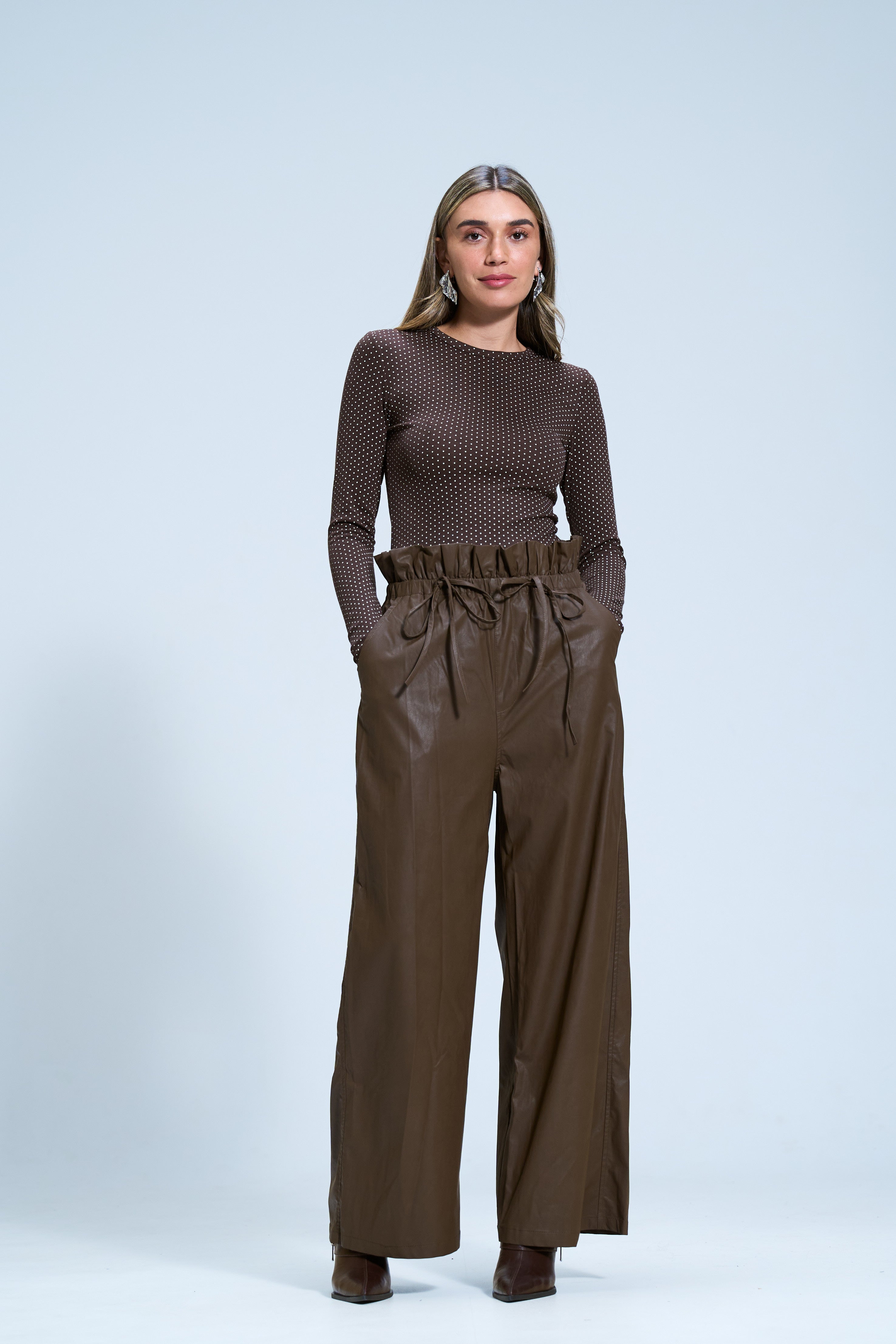 חולצת פיבי נקודות חום