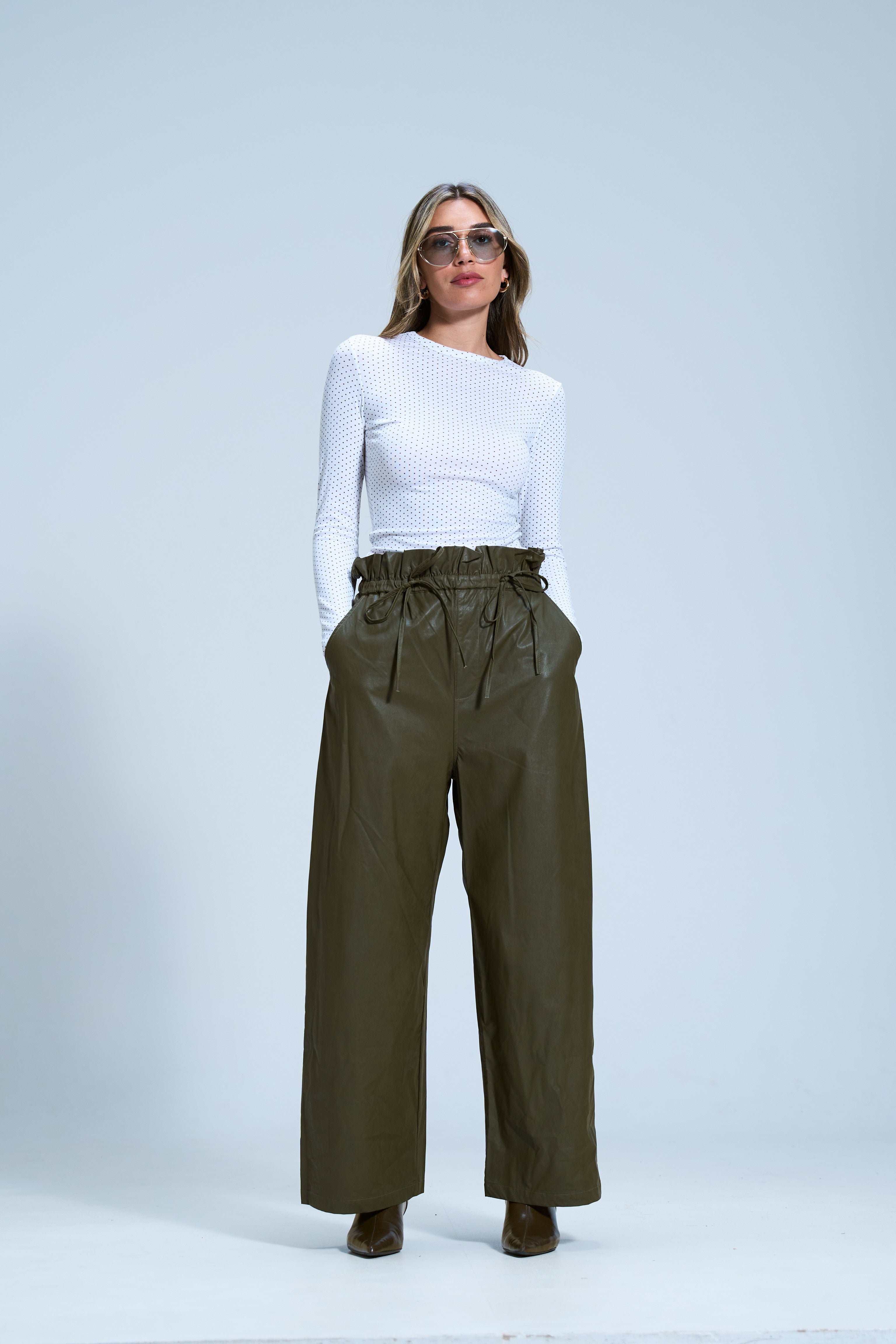 חולצת פיבי נקודות לבן